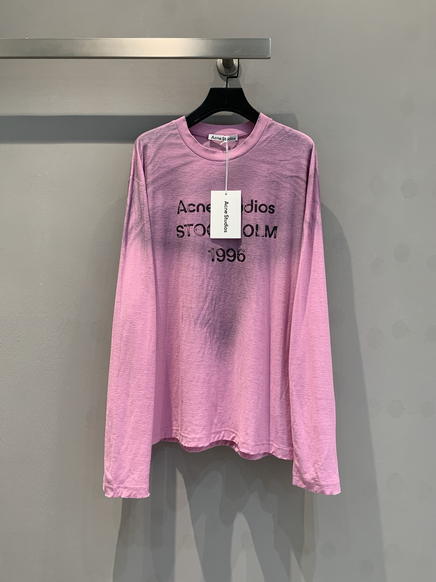 NO:311585,The new model shipped by LaM original version of Acn1996 letter long-sleeved T-shirt. It uses pure cotton fabric, which is very comfortable on the upper body, and is loose and large in style and looks beautiful and versatile. The unique smudge technology adds rhinestone embellishment. Classic letter logos show unique taste, and the soft tones have a romantic atmosphere. Whether it is a daily street or a gathering of friends, you can easily control it, making you feel fashionable. S M L, tees, t-shirt, alexander wang19860909新款出货啦M原版开发Acn1996字母长袖T恤.采用纯棉面料,上身巨舒服,宽松大版型好看又百搭.独特的晕染工艺 增添水钻点缀 经典字母标识彰显独特品味,柔和色调自带浪漫氛围.无论是日常出街还是好友聚会,都能轻松驾驭,让你时尚感爆棚.码数S M L,,tees，t-shirt,alexander wang,Women's clothing