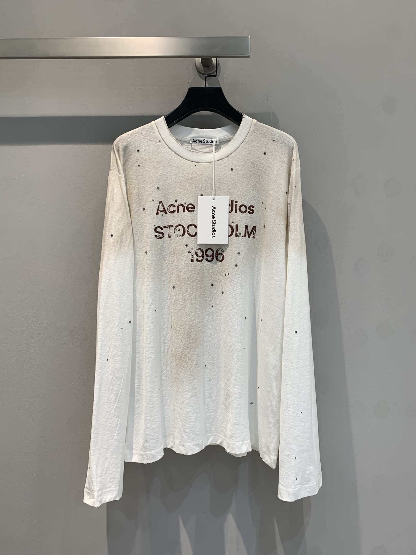 NO:311588,The new model is shipped. The original version of Acn1996 letter long-sleeved T-shirt is developed. It uses pure cotton fabric, which is very comfortable on the upper body, and the loose and large version is beautiful and versatile. The unique smudge technology adds a rhinestone embellishment. Classic letter logos show unique taste, and the soft tones have a romantic atmosphere. Whether it is a daily street trip or a friend's party, you can easily control it, making you feel fashionable. S M L, tees, t-shirt, alexander wang19860909新款出货啦 原版开发Acn1996字母长袖T恤.采用纯棉面料,上身巨舒服,宽松大版型好看又百搭.独特的晕染工艺 增添水钻点缀 经典字母标识彰显独特品味,柔和色调自带浪漫氛围.无论是日常出街还是好友聚会,都能轻松驾驭,让你时尚感爆棚.码数S M L,,tees，t-shirt,alexander wang,Women's clothing