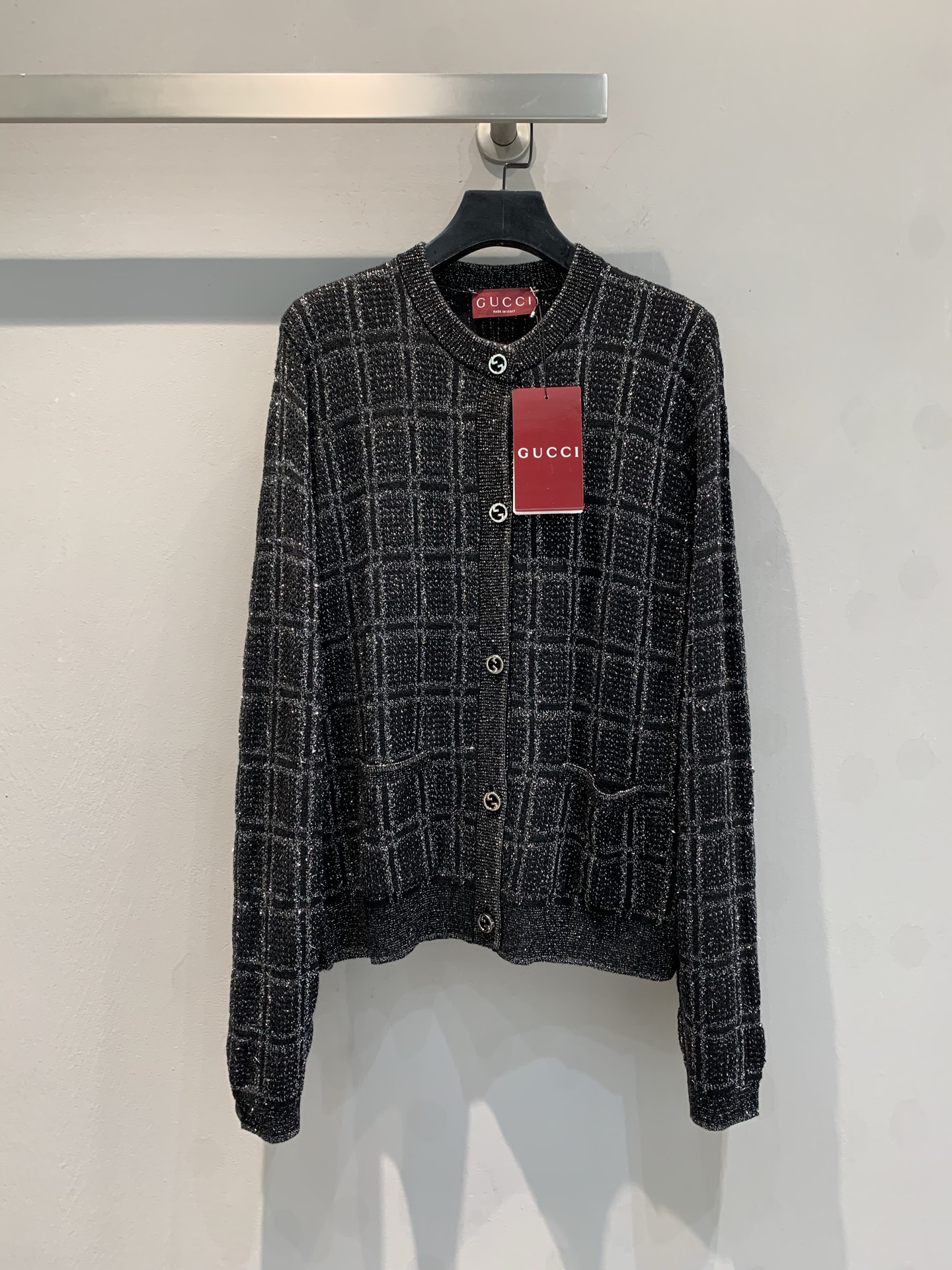 NO:311594,The new model shipped, original development. Gjia 2025 early spring new jacquard knitted cardigan. The fabric is delicate and thin. The upper body will make the shoulder lines look straight and comfortable. It will not tie at all and feel soft. Natural shell buckle. A very good style for single or layering. SML, gucci, alexander wang19860909新款出货啦原版开发 G家2025早春新款提花针织开衫 面料细腻轻薄 上身会显得肩膀线条很平直,贴身舒适 完全不会扎,手感松软 天然贝壳扣 单穿或叠穿都很不错的一个款.码数SML,,gucci,alexander wang,Women's clothing