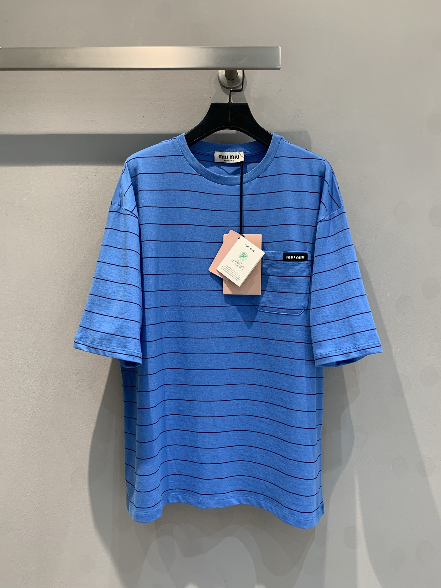 NO:311597,New model is shipped. Original development. Miumi*2025 spring and summer new blue striped short-sleeved T-shirt, with grinding process at the original collar, simple and leisurely blending with a retro modern atmosphere. Precision plain cotton materials. The whole body is decorated with brightly colored striped patterns. The iconic embroidery logo on the chest is embellished without gender-based style. The plasticity of multiple pieces is given to the plasticity of the stack with different proportions and details to reinterpret the traditional style. The iconic aesthetic outfit that presents a modern temperament. Number 36 38 40,,miumiu,T-shirt,tees,t-shirt,alexander wang19860909新款出货啦 原版开发 Miumi*2025春夏新款蓝色条纹短袖T恤,原领口处做磨破工艺处理,简约闲适糅合复古摩登氛围 精密平纹棉质用料 通体饰有色彩鲜艳的条纹图案 胸口标志性刺绣徽标点缀无性别主义风格剪裁 赋予多件叠搭的可塑性以别样的比例细节设计重释传统款式 呈现现代气质的标志性美学穿搭.码数36 38 40,,miumiu,T-shirt,tees，t-shirt,alexander wang,Women's clothing