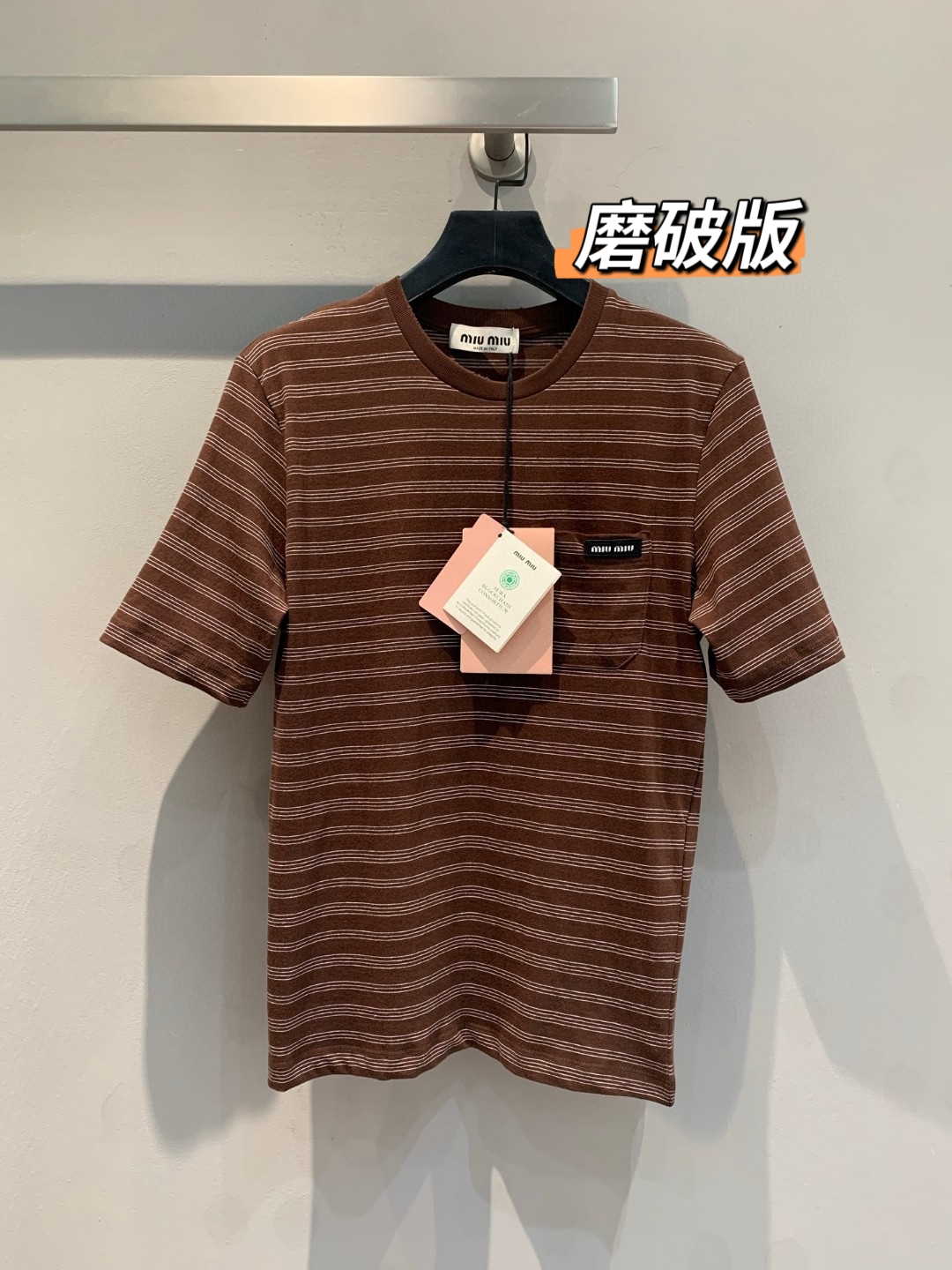 NO:311586,New model is shipped. Original development (fried version) Miumi*2025 spring and summer new frayed striped T-shirt. Customized pure cotton fabric is soft and skin-friendly, brown and white stripes colliding, retro and eye-catching. The neckline is uniquely frayed and designed to add an unruly atmosphere and full of personality. Simple style, comfortable and versatile, easily enhance the sense of fashion, allowing you to stand out in daily life. S M L,,miumiu,tees, t-shirt, alexander wang19860909新款出货啦 原版开发（磨破版） Miumi*2025春夏新款磨破条纹T恤.定制纯棉面料 柔软亲肤,棕白条纹碰撞,复古又吸睛.领口独特磨破设计,增添不羁氛围,个性十足.简约版型,舒适百搭,轻松提升时尚感,让你在日常中也能脱颖而出 .码数S M L,,miumiu,tees，t-shirt,alexander wang,Women's clothing