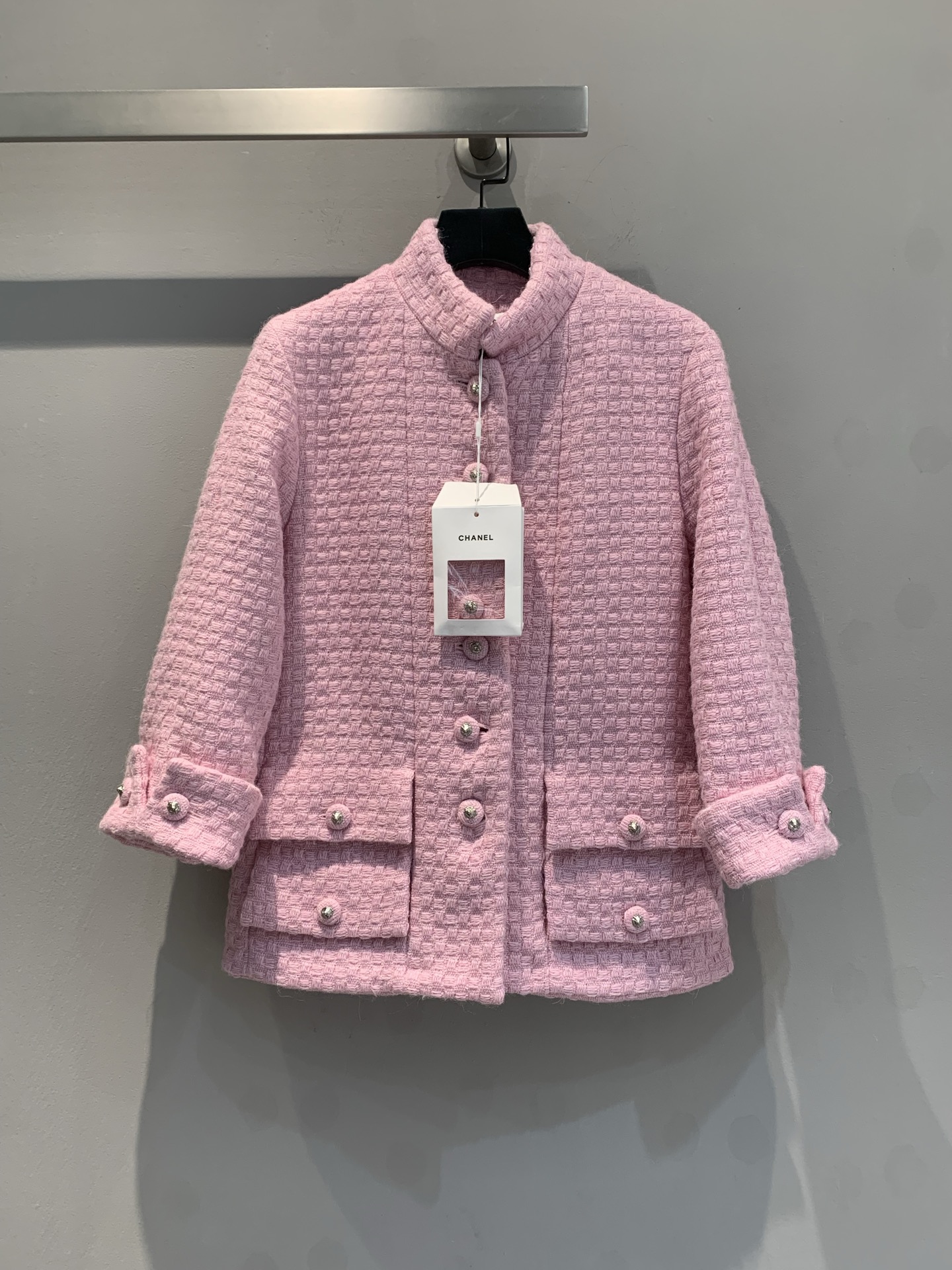 NO:312567,The new model shipped M original development C home 2025 early spring new pink fine plaid jacket. At first glance, I was deeply attracted by its gentle temperament. Pink is full of girlish hearts. It is matched with exquisite fine plaid design, and it reveals extraordinary taste in simplicity. It becomes a beautiful landscape in autumn and winter. Soft but not loses the highlights of pink, double pocket design, and small and delicate wool buttons embellished on it. Every small place is full of small details, and the upper body is even more comfortable and comfortable. Whether it is matched with skirts and pants, it can show the charm of different styles. One of the versatile items in the closet. Number 36 38 40, chanel, skirts, jackets & coats, alexander wang19860909新款出货啦M原版开发 C家2025早春新款粉色细格纹外套.第一眼就被它的温柔气质深深吸引, 粉色充满了少女心,搭配上精致的细格纹设计,简约中透露出不凡品味,在秋冬季节里成为一道亮丽风景线,柔和而不失亮点的粉色,双口袋设计,以及点缀其上的小巧精致毛呢扣子 每一个小地方都充满着小细节,上身更是舒适自在,无论是搭配裙子裤子都能展现出不同风格的魅力,衣橱里的百搭单品之一.码数36 38 40,,chanel,skirts,jackets & coats,alexander wang,Women's clothing