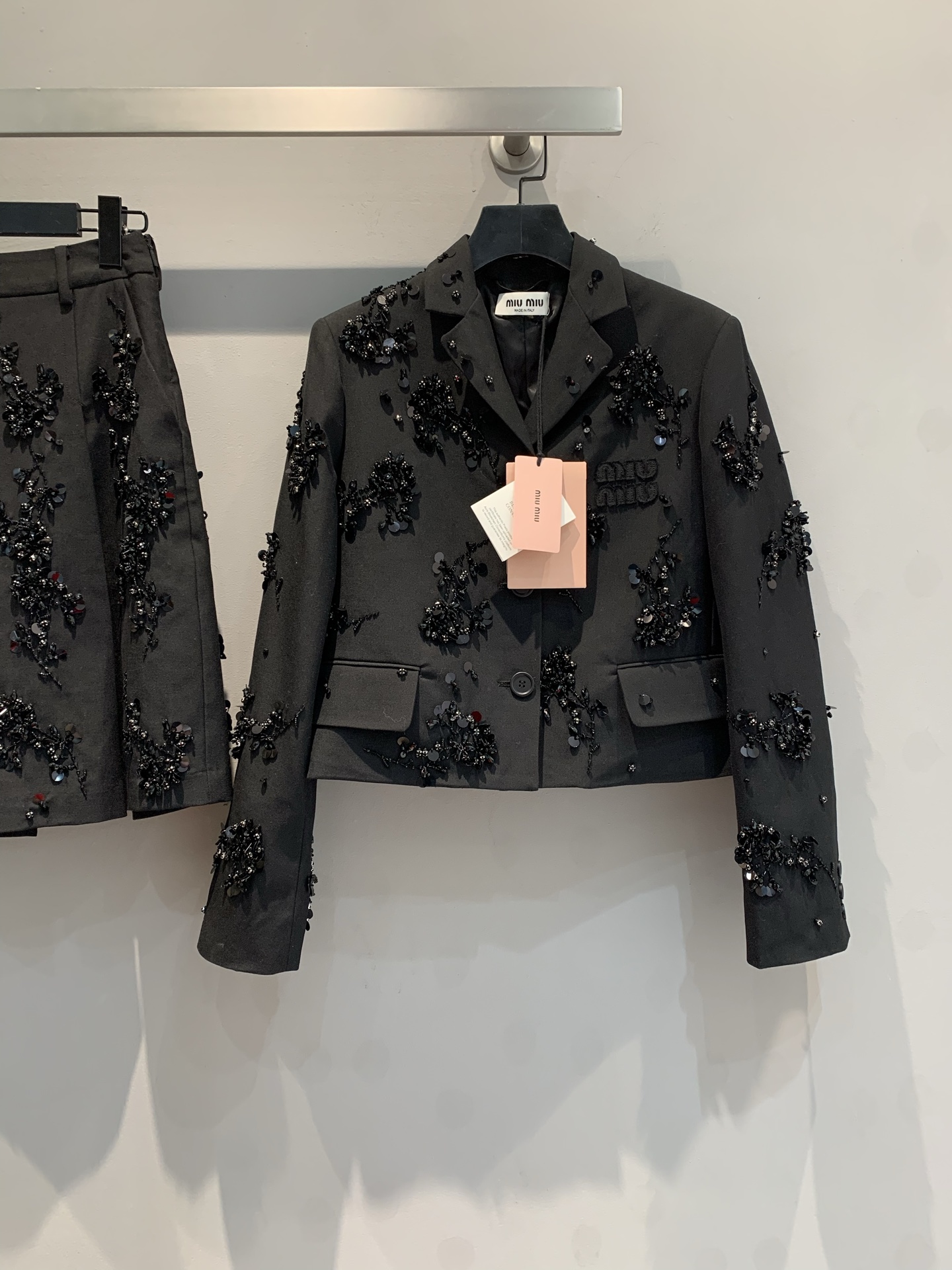 NO:312559,New models are shipped. Original development. Miumi 2025 early spring new Holiday handmade bead embroidered short suit jacket. High-quality handmade beads are imported. The texture and gloss are super good!  From accessories to ready-to-wear, there are all details. The neat tailoring combines the classic suit style to show off your aura. The body is covered with exquisite sequins and flowers, and each sequins are carefully arranged, shining brightly under the light and shadow, adding gorgeousness and romance to the whole. Practical pockets on both sides are both beautiful and functional. Paired with the same series of skirts, it can easily create an eye-catching and personalized fashion style. Whether it is a fashion party or a daily outing, you can become the focus and release your unique charm. S M L,,miumiu, skirts, jackets & coats, business suit, alexander wang19860909新款出货啦 原版开发 Miumi2025早春新款Holiday手工定珠刺绣短款西装外套.高定手工钉珠每个钉珠都是进口,质感跟光泽度都超级棒！从辅料到成衣都是细节满满.利落的剪裁融合经典西装版型,彰显干练气场.衣身布满精致的亮片花朵装饰,每一片亮片都精心排布,在光影下熠熠生辉,为整体增添华丽与浪漫. 两侧实用口袋,兼具美观与功能性.搭配同系列半裙,轻松打造吸睛又个性的时尚造型.无论是时尚派对还是日常出街,都能让你成为焦点,释放独特魅力.码数S M L,,miumiu,skirts,jackets & coats,business suit,alexander wang,Women's clothing