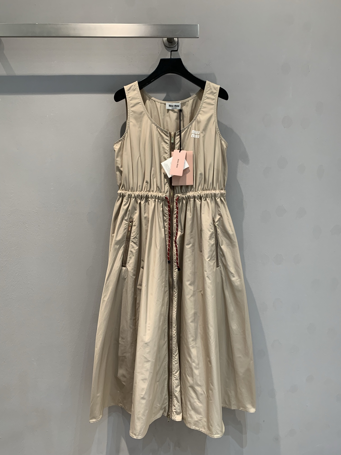 NO:312548,New model shipped M Original development Miumi*2025 spring and summer new waist-hugging sleeveless dress. Recycled nylon fabric. Beige base tone shows gentle temperament. The sleeveless design is refreshing and comfortable, suitable for various occasions. The logo on the chest is low-key and unique taste. The waist drawstring design can be freely adjusted to create an exclusive body shape. The zipper elements add a neat feeling, and the pockets on both sides are practical and fashionable. Light fabrics are comfortable to wear and easily create a casual and fashionable atmosphere. S M L,,miumiu, skirts, alexander wang19860909新款出货啦M 原版开发 Miumi*2025春夏新款收腰无袖连衣裙.再生尼龙面料 米色基调尽显温柔气质.无袖设计清爽自在,适合多种场合.胸前logo标识,低调又彰显独特品味.腰部抽绳设计,可自由调节,打造专属身形.拉链元素增添利落感,两侧口袋实用又时尚.轻盈面料,穿着舒适,轻松营造随性又时髦的氛围感.码数S M L,,miumiu,skirts,alexander wang,Women's clothing