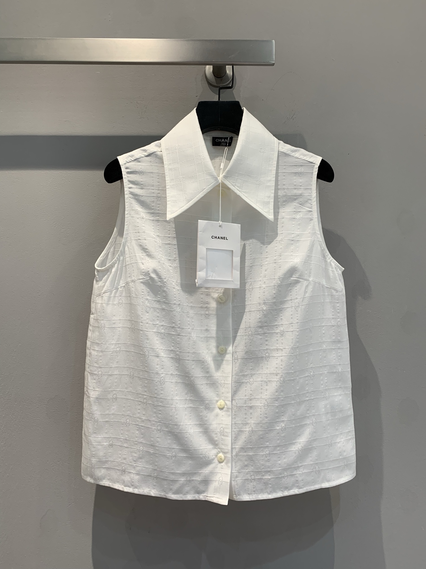 NO:312565,New model is shipped. Original development. C home 2025 spring and summer new lapel sleeveless shirt. Simple and neat sleeveless design releases the freedom of arms and adapts to diverse occasions. The iconic large lapel shows a personality attitude in elegance. The delicate and delicate dark patterns hide the brand ingenuity in every place. Silk blended fabric is skin-friendly and breathable, and the texture is warm, showing craftsmanship between opening and closing. Whether it is to wear it alone to show confidence style or to create a layering sense of layering, you can easily grasp the sense of fashion. Number 36 38 40, chanel, real silk, alexander wang19860909新款出货啦 原版开发 C家2025春夏新款翻领无袖衬衣.简洁利落的无袖设计,释放双臂自由,适配多元场合.标志性的大翻领,于优雅中彰显个性态度.细腻精致的暗纹,每一处皆暗藏品牌巧思.真丝混纺面料,亲肤透气质感温润,开合间尽显匠心.无论是单穿展现自信风采,还是叠搭打造层次感,都能轻松拿捏时尚感.码数36 38 40,,chanel,real silk,alexander wang,Women's clothing