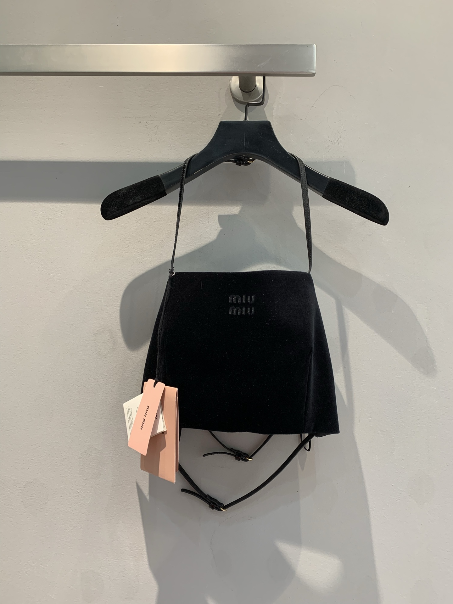 NO:312568,The new model shipped by LaM original development Miumi 2025 early spring new velvet suspender strap. Customized fine velvet fabric, three straps are made of lambskin material, the process is diverse and complex, and can withstand time precipitation and repeated use. The clothes themselves are matched without too many fancy elements. What is precipitated is often classic win. S M L,,miumiu, sheepskin, alexander wang19860909新款出货啦M原版开发 Miumi2025早春新款天鹅绒吊带抹胸.定制精品天鹅绒面料,三条绑带采用小羊皮材质,工艺多样繁复,经得起时间沉淀和反复使用,衣服本身搭配不受限的,没有过多花里胡哨的元素,沉淀下来的往往是经典取胜.码数S M L,,miumiu,sheepskin,alexander wang,Women's clothing