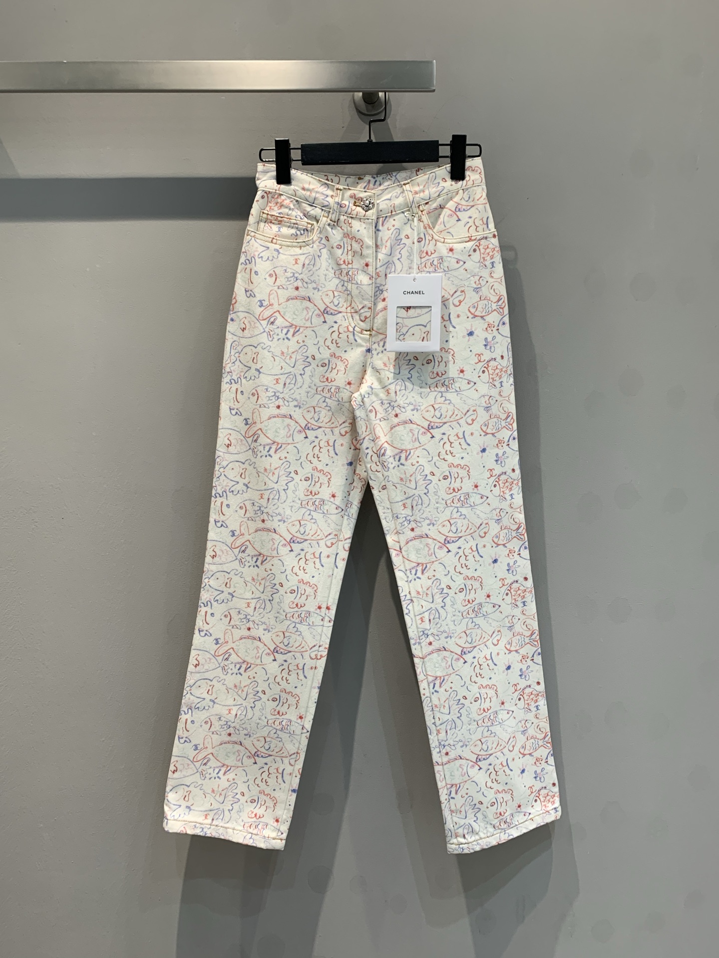 NO:312545,New model is shipped, original development C home 2025 early spring new colored graffiti straight jean trousers. Customized fabric, huge and comfortable upper body, versatile and fashionable small fish print elements, colorful lines outline agile patterns, retro denim encounter artistic brushstrokes. The simple version is suitable for a variety of styles, and easily shows a unique fashion attitude. Number of codes 36 38 40, chanel, alexander wang19860909新款出货啦 原版开发 C家2025早春新款彩色涂鸦直筒牛仔长裤.定制面料 上身巨舒服,百搭又时髦小鱼印花元素 多彩线条勾勒灵动图案,复古牛仔邂逅艺术笔触.简约版型适配多样风格,轻松展现独特时尚态度 .码数36 38 40,,chanel,alexander wang,Women's clothing