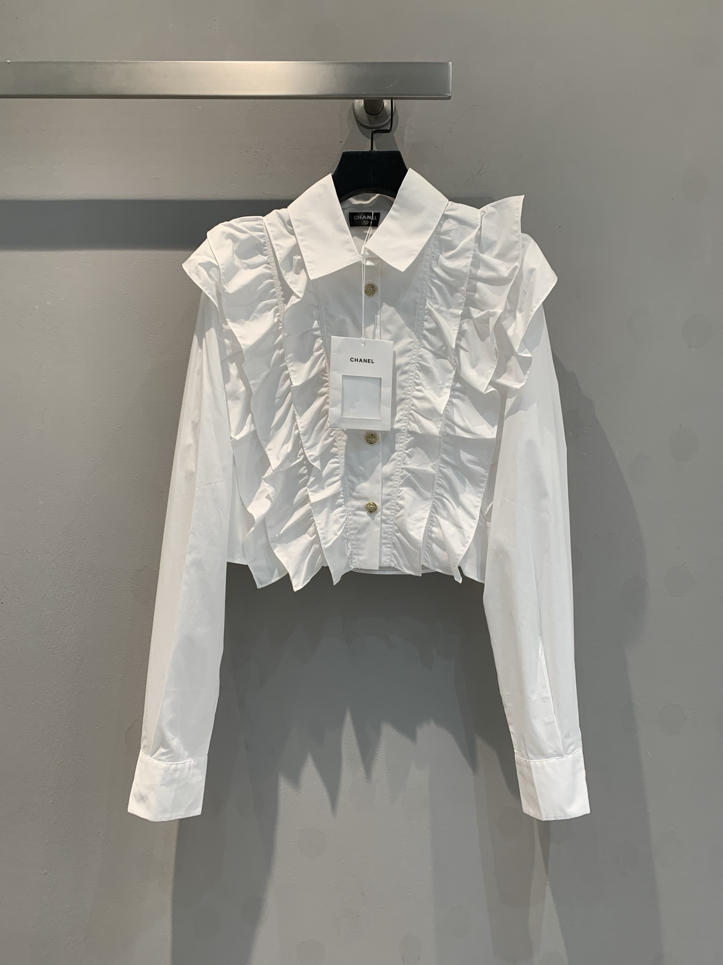 NO:312539,Special offer cha**L/lace shirt, three-dimensional flower and wood ears with short design, ruffles extend to the shoulders, layers of ruffles are particularly unique, the buttons are rose gold diamond-set, and the fabric is soft, comfortable and breathable. SML, alexander wang19860909特价 cha**L/花边衬衣,立体花木耳边配上短款设计,荷叶边延伸到肩部,一层层荷叶边特别别致,扣子是玫瑰金镶钻特别精致,面料柔软舒适透气. 码数SML,,alexander wang,Women's clothing