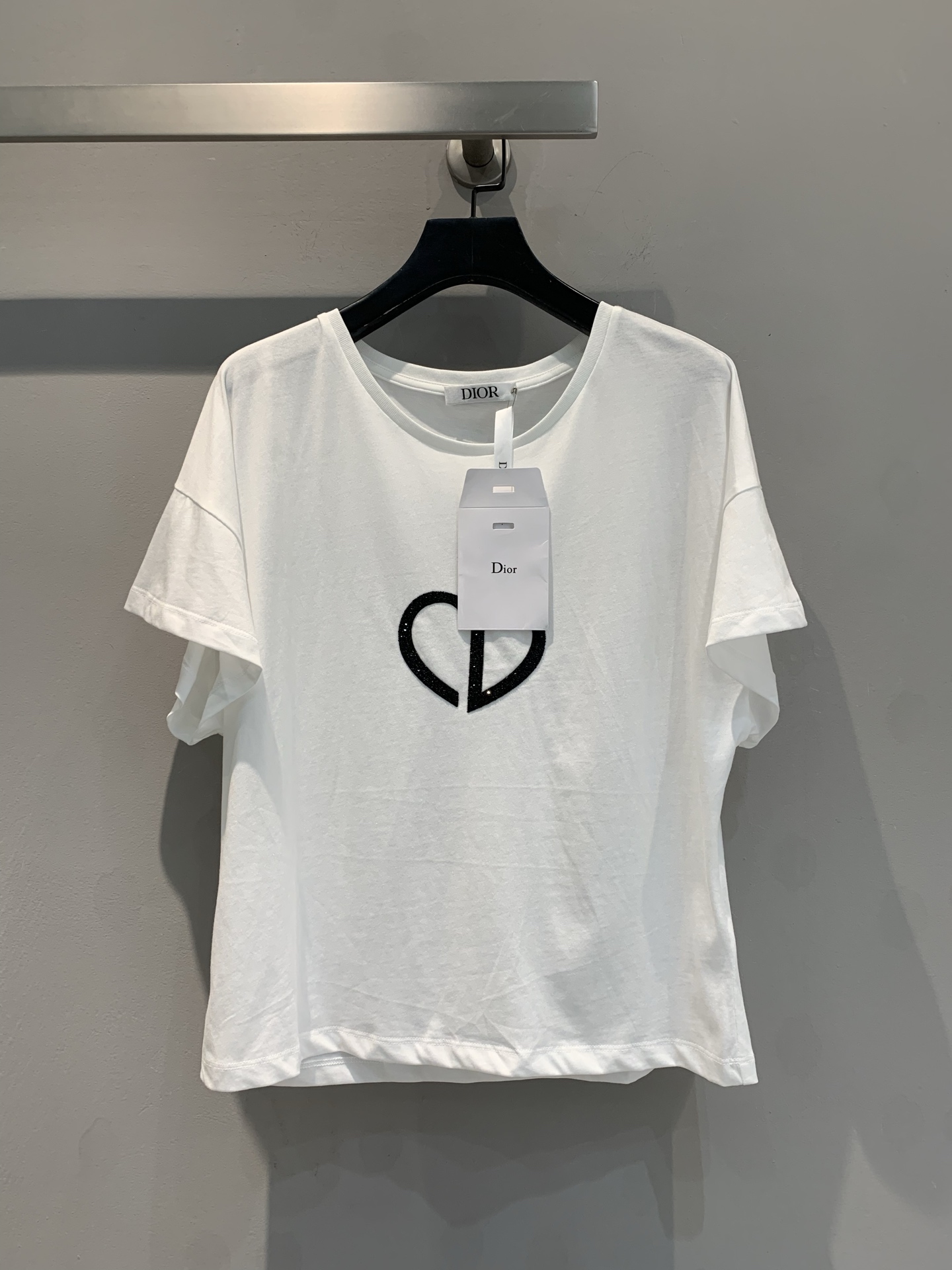 NO:312551,New model is shipped M!  CD early spring new beaded letter T-shirt, original customized pure cotton combed fabric, simple CD love print on the chest, versatile upper body and skin-friendly!  A simple and low-key hit!  36-38-40,,tees,t-shirt,alexander wang19860909新款出货啦M！CD早春新款钉珠字母T恤,原版定制纯棉精梳面料,胸前简约CD爱心印花图案,上身百搭亲肤！简约而低调的爆款！36-38-40,,tees，t-shirt,alexander wang,Women's clothing