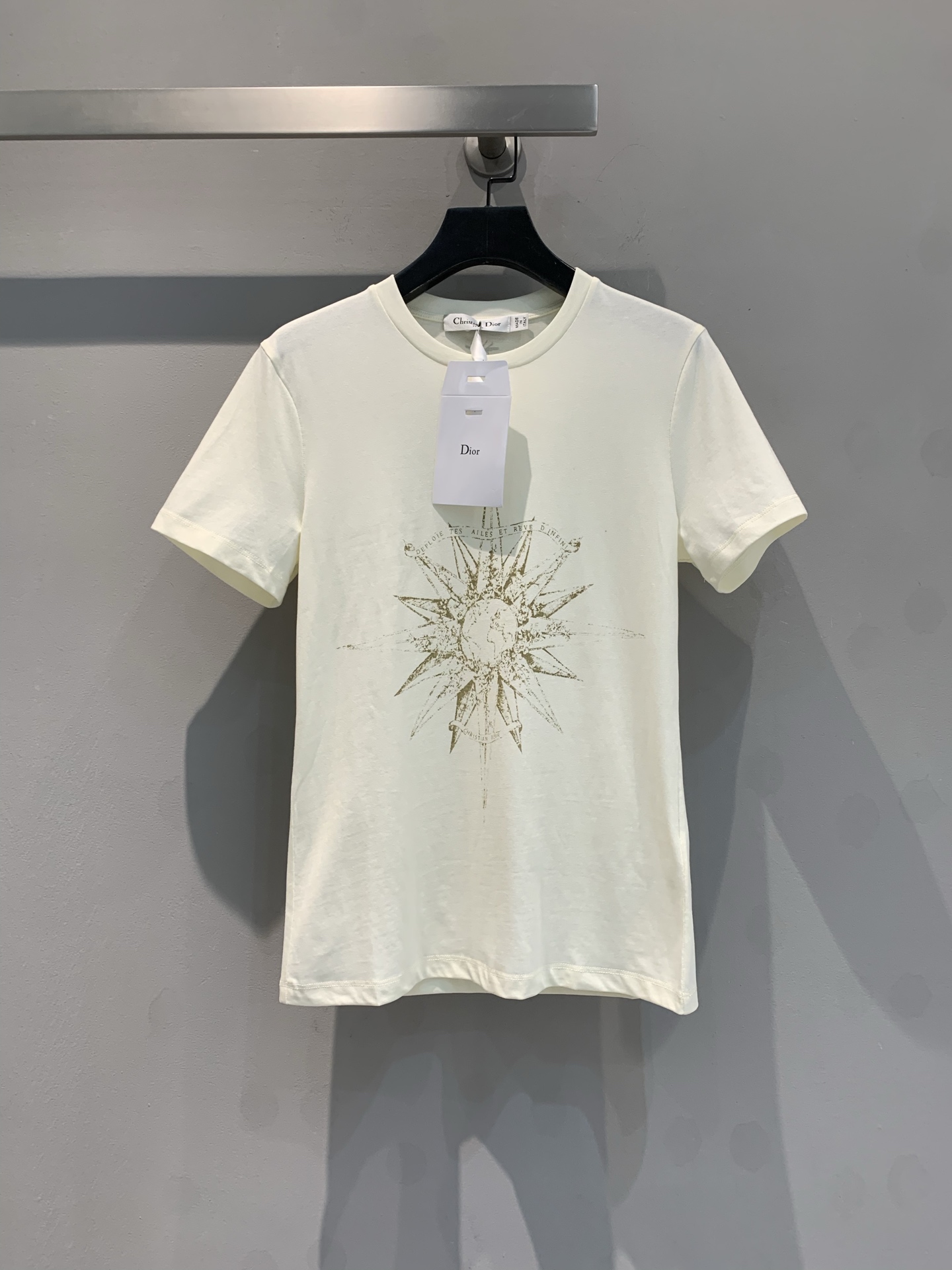 NO:312552,New models are shipped!  CD Early Spring New Infinite Dream T-shirt, digital water dyed printing on the chest. The original cotton-linen blended fabric is breathable and comfortable, and it is a very good model whether worn alone!  Number of codes 36-38-40, tees, t-shirt, alexander wang19860909新款出货啦！CD早春新款无限梦境T恤,胸前数码水染印花.原版棉麻混纺面料透气舒适,无论单穿打底都非常不错的一款！码数36-38-40,,tees，t-shirt,alexander wang,Women's clothing