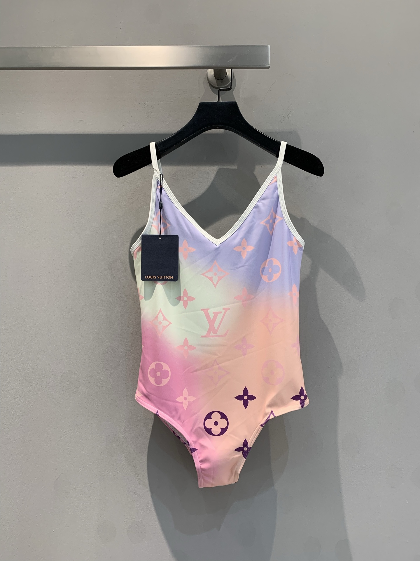 NO:312571,New models shipped, limited summer, don’t miss it if you like it!  Must-have for hot girls, new one-piece swimsuits from the Lujia capsule series, customized logo prints, gradient mix and match, rendering the summer atmosphere in soft gradient tones, presenting a three-dimensional sense, number 36 38 40,,louis vuitton,louis vuitton,swimsuits,alexander wang19860909新款出货 夏日限定 喜欢的别错过啦！辣妹必备 驴家胶囊系列新款连体泳衣 定制标志印花 渐变混搭 以柔和渐变色调渲染夏日氛围 呈现出立体感 码数36 38 40,,louis vuitton,louis vuitton,swimsuits,alexander wang,Women's clothing