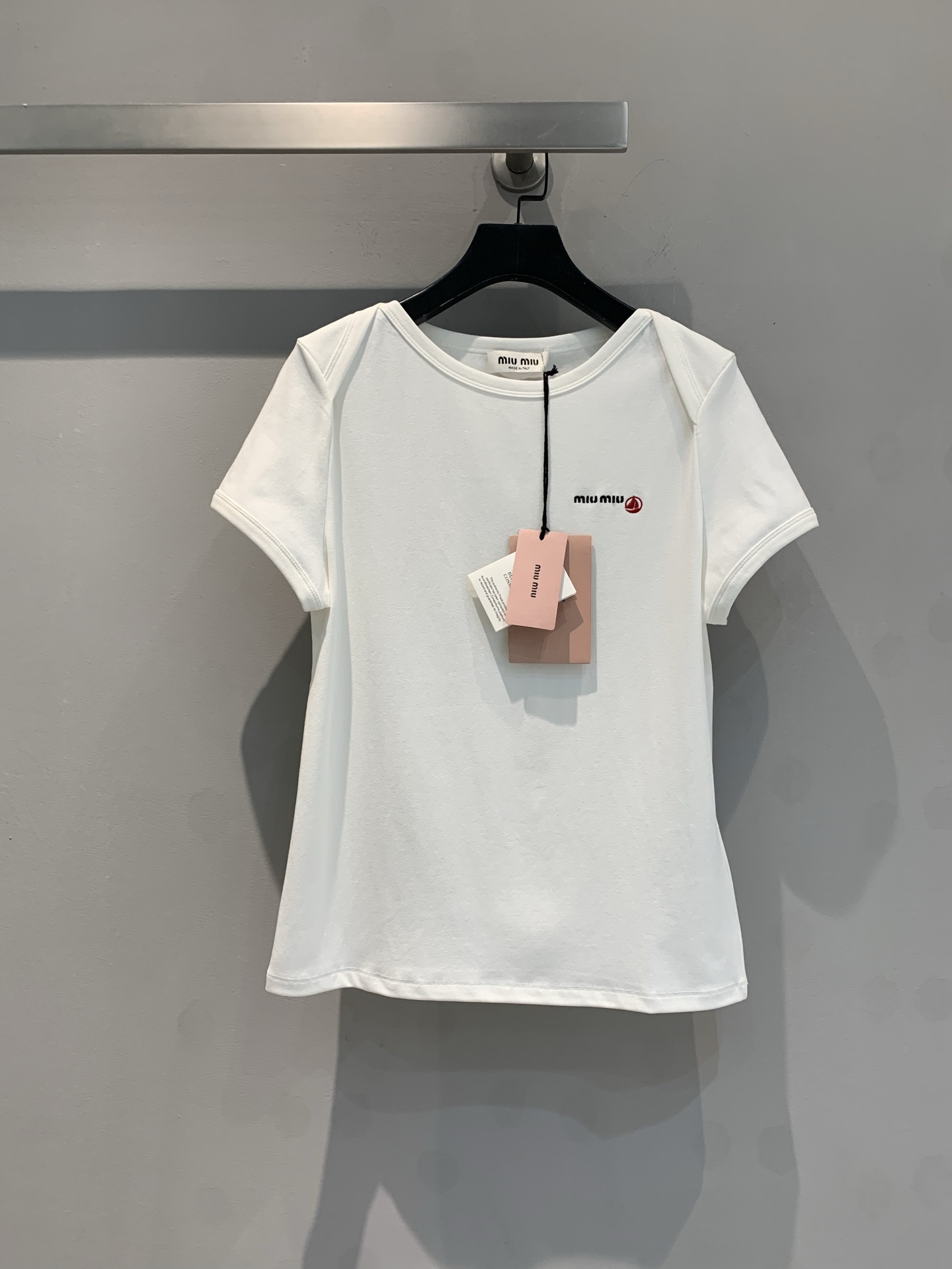 NO:313131,The new model shipped by LaM original development Miumi* early spring show new small sailboat short-sleeved T-shirt. The iconic embroidered logo on the chest makes it easy to control the upper body. The original customized fabric is very soft and comfortable. The texture is super casual and elegant, and you won’t make any mistakes when matching. Number of codes 36 38 40,,miumiu,T-shirt,tees,t-shirt,alexander wang19860909新款出货啦M原版开发Miumi*早春秀场新款小帆船短袖T恤. 胸口标志性刺绣徽标点缀,上身轻松驾驭. 原版订制面料十分柔软舒适.质感超可休闲可优雅,随意搭配都不会出错 码数 36 38 40,,miumiu,T-shirt,tees，t-shirt,alexander wang,Women's clothing