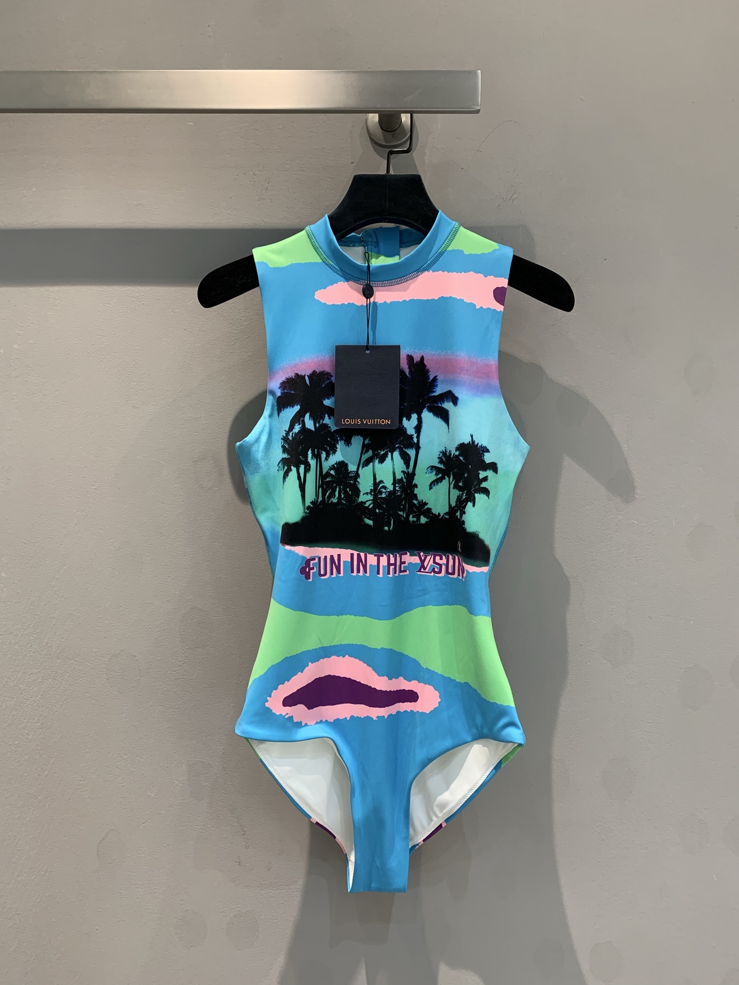 NO:313138,New style shipped ML Home New Palm Beach One-piece Swimsuit This one-piece swimsuit is connected to the diving suit with a unique round lead, paired with a large Monogram canvas zipper head, fully sporty style, and the capsule series EPL prints are joyful and exciting tropical colors, and the front palm pattern is full of summer style!  36 38 40, louis vuitton,swimsuits,alexander wang19860909新款出货啦ML家新款棕榈沙滩连体泳衣 本款连体泳衣以别致圆领衔接潜水服式后拉链 搭配大号Monogram帆布拉链头 尽释运动型格,胶囊系列的EPL印花悦动热带色彩 与正面棕榈图案共同洋溢夏日风情！ 码数36 38 40,,louis vuitton,swimsuits,alexander wang,Women's clothing