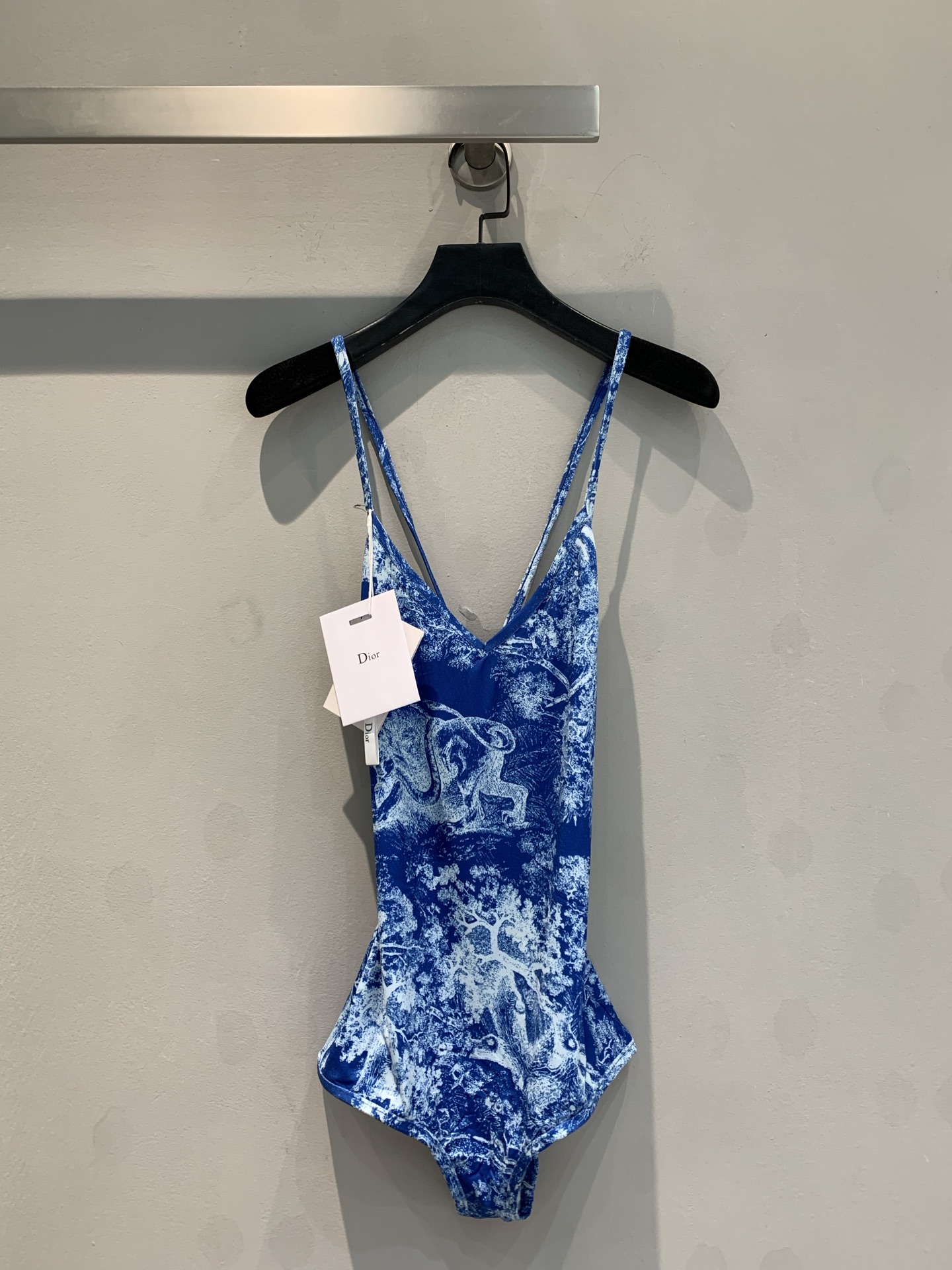 NO:320268,New models are shipped!  Packed with storage bag!  CD's new animal jungle series swimsuits, the iconic Juyi print is carefully crafted, and paired with positioning jacquard laser cut, each piece has achieved 100% positioning!  The elastic lifting of the original custom grained fabric is perfect, creating an ideal fit. The classic colors reveal an elegant temperament. Blue SML, swimsuits, alexander wang19860909新款出货啦！配收纳袋！CD新款动物丛林系列泳衣,标志性的茹伊印花精心打造 搭配定位提花激光剪裁,每一件的花型都做到了百分百定位！原版定制颗粒感面料弹力拉升度都非常完美,打造理想贴合度 经典的色彩间流露着优雅的气质 蓝色 码数SML,,swimsuits,alexander wang,Women's clothing