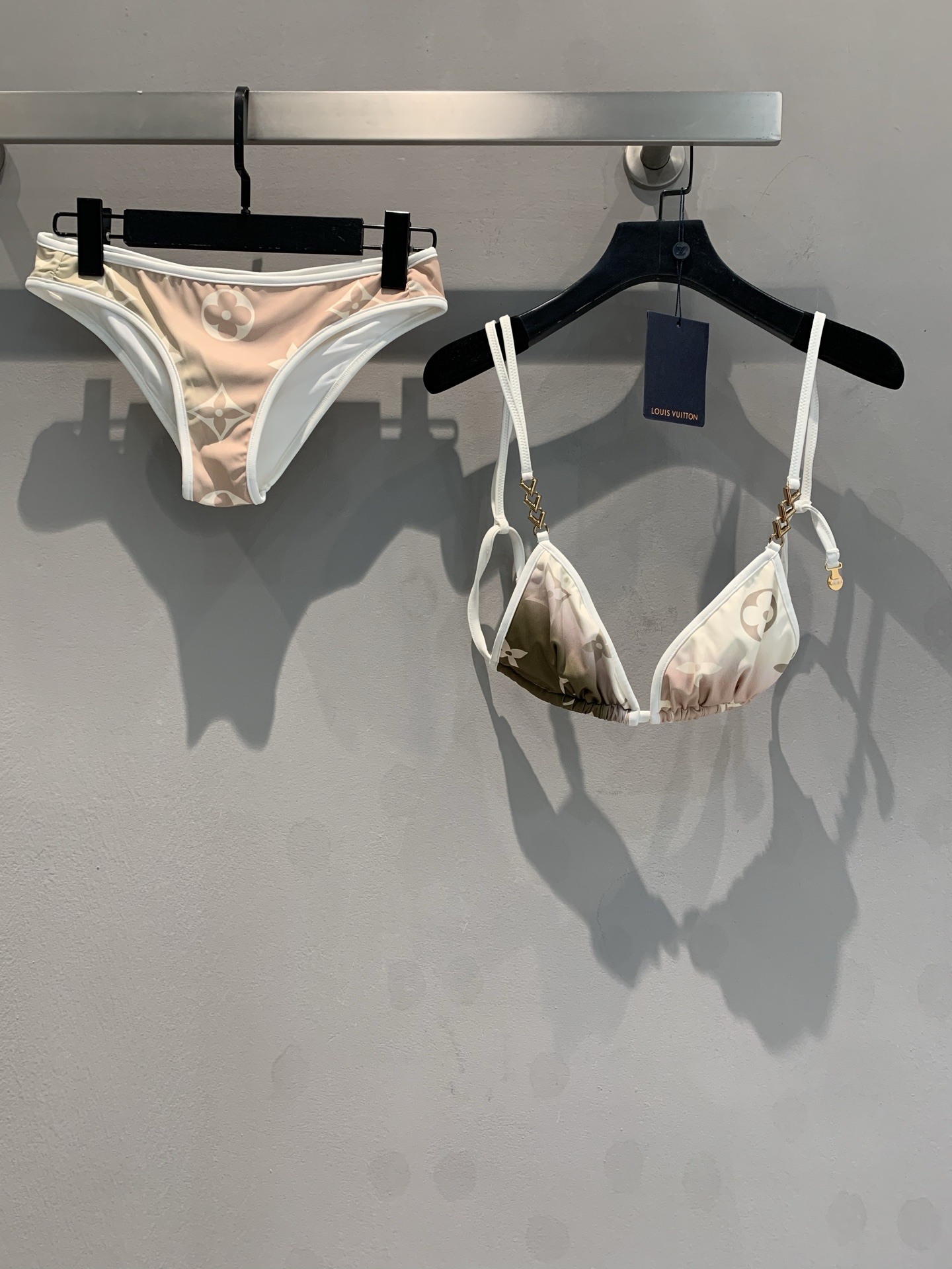 NO:320271,New model shipped M Summer limited edition Don't miss it if you like it!  Must-have for hot girls, new split swimsuits, triangle tops, custom logo prints, gradient mix and match, three-dimensional, color, gradient gold, code 36 38 40,,louis vuitton,louis vuitton,swimsuits,alexander wang19860909新款 出货啦M 夏日限定 喜欢的别错过啦！辣妹必备 驴家新款分体泳衣 三角形上衣 定制标志印花 渐变混搭 呈现出立体感 颜色 渐变金色 码数36 38 40,,louis vuitton,louis vuitton,swimsuits,alexander wang,Women's clothing