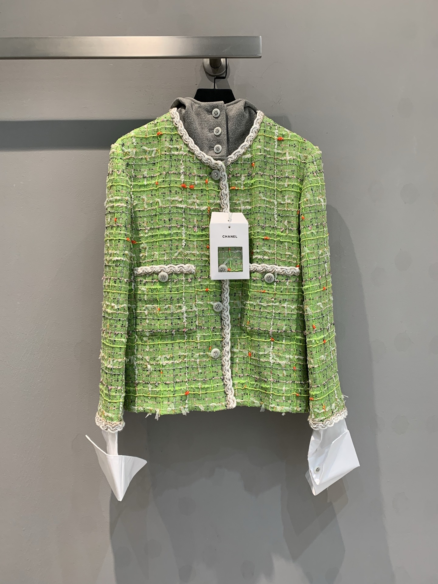 NO:321033,New shipping original development (with dust bag) C home 2025 early spring new hooded green jacket. Original custom fabric, removable hood design, hat fabric fully customized, latest design style, fashionable and casual, suitable for various occasions. Fully hand-sewn webbing edges, my pockets are also hand-sewn on clothes. When sewing webbing, many of the craftsman spirits are machine-sewn, with 100% silk lining. This cuff design with detachable shirt cuffs increases the design sense of the clothes. 36 38 40, chanel, jackets & coats,shirts, real silk,hats,alexander wang19860909新款出货原版开发（配防尘袋）C家2025早春新款连帽绿色外套.原版定制面料,可拆卸连帽设计,帽子面料全定制,最新设计风格,时尚休闲,适合多种场合穿搭.全手工缝制织带边,我家口袋也都是纯手工缝制在衣服上,在缝制织带,工匠精神很多都是机器缝制,百分百真丝内衬 这款袖口设计可拆卸的衬衫袖口,增加了衣服的设计感 码数36 38 40,,chanel,jackets & coats,shirts,real silk,hats,alexander wang,Women's clothing