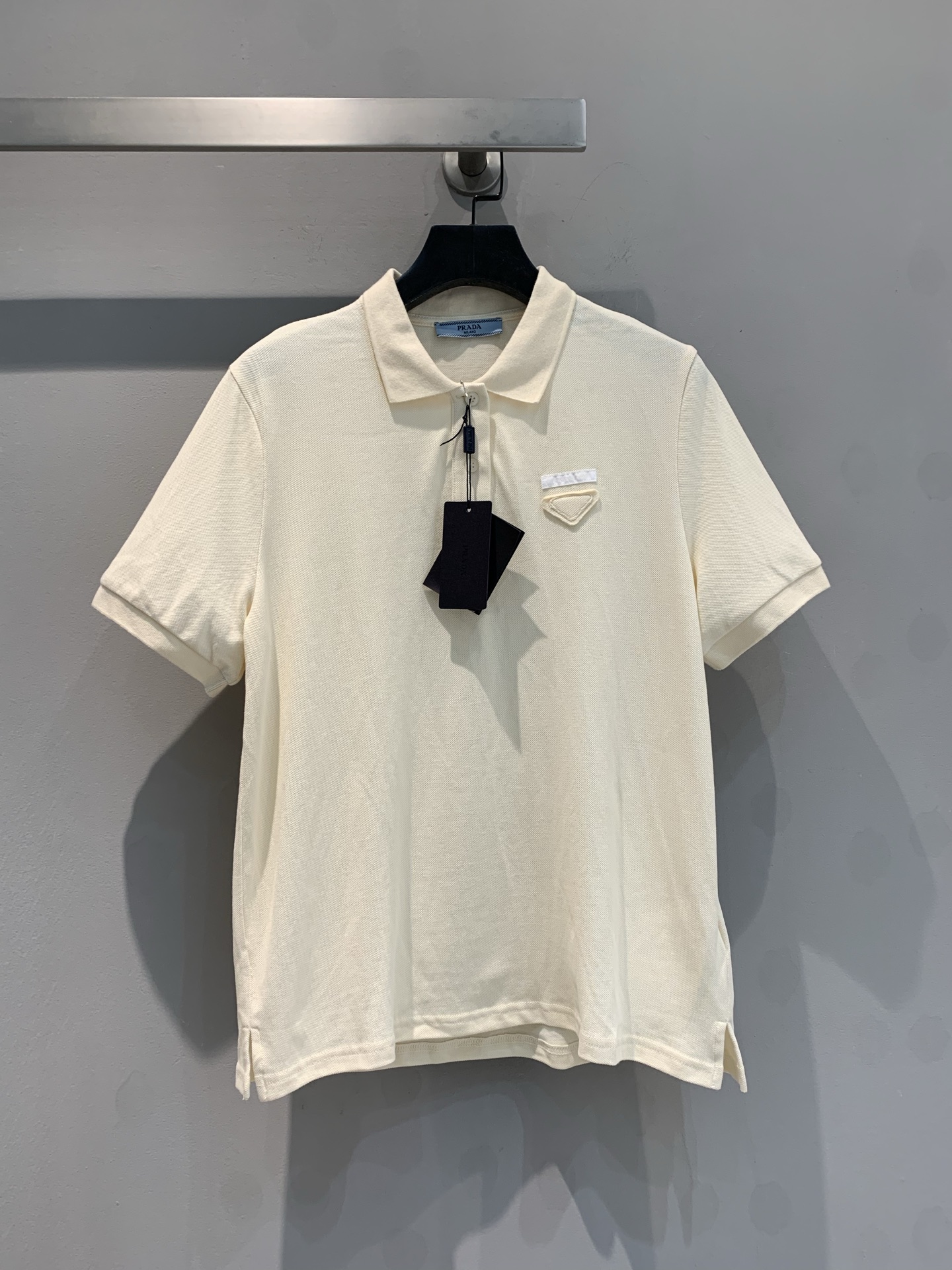 NO:313132,The new model is shipped, original M2 development Prad*2025 spring and summer new Polo short sleeves, original customized pure cotton bead floor fabric, Polo semi-open neckline with natural fritillary buckle, simple brand logo on the chest, versatile upper body makes you look slim, and you can easily match it with random things!  36 38 40, prada, T-shirt, alexander wang19860909新款出货啦M2原版开发 Prad*2025春夏新款Polo短袖,原版定制纯棉珠地面料,Polo半开式领口配以天然贝母扣,胸前简约品牌标识,上身百搭显瘦,随意搭配都超耐看！码数36 38 40,,prada,T-shirt,alexander wang,Women's clothing