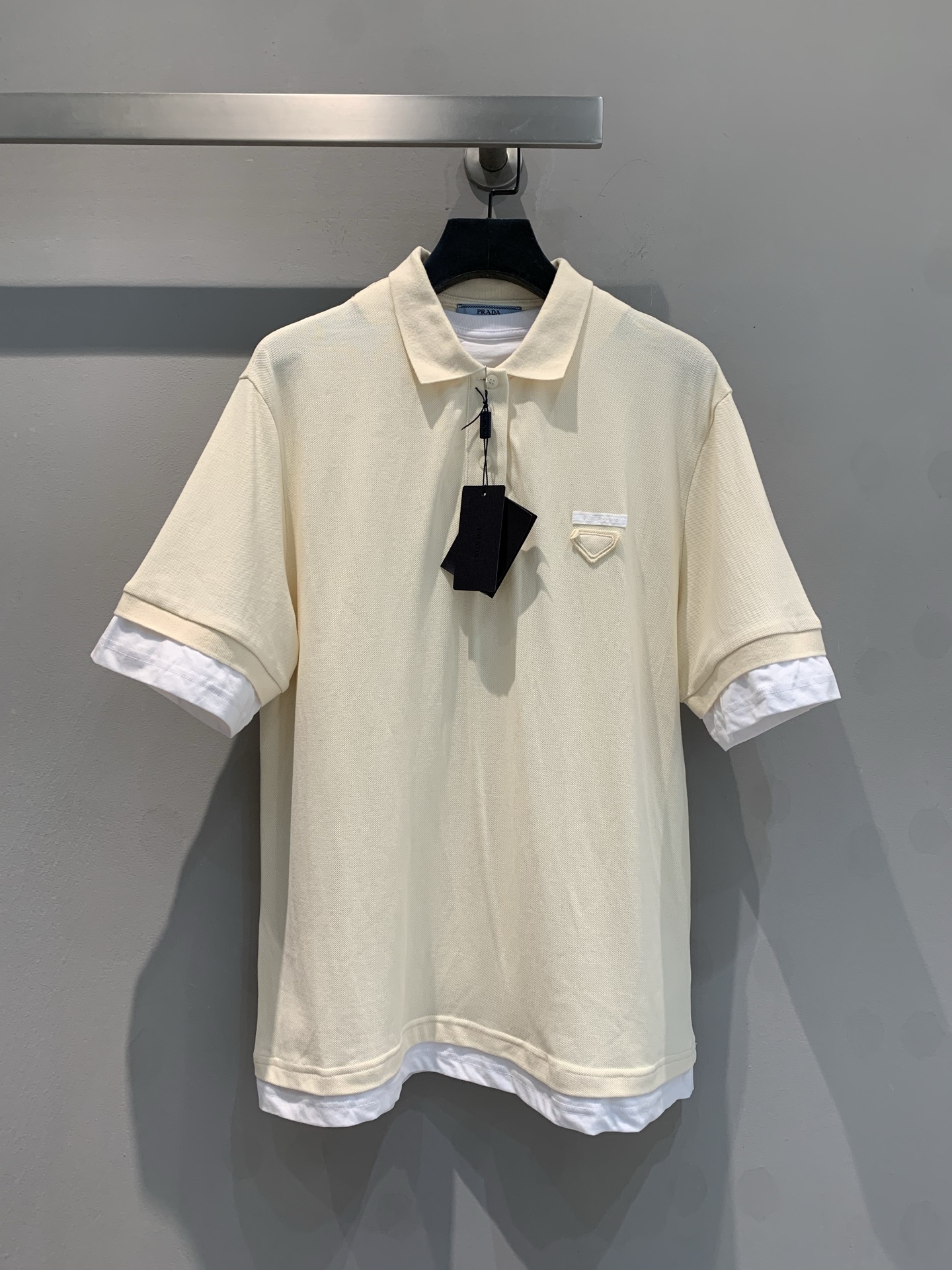 NO:313126,The new model shipped, original development of LaM Prad*2025 spring and summer new fake two-piece short-sleeved polo shirt. It is made of cotton, with a comfortable texture and skin-friendly feel, and the details and touch are even more wonderful. The upper body is unrestrained and maintains the three-dimensional shape of the upper body. The color combination design of the fake two-piece is unique, cleverly integrating the collision of colors and the beauty of layers. The overall craftsmanship of the clothes is quite exquisite, and the fine color matching is playful and age-reducing, and you will feel happy when you look at it!  36 38 40, prada, T-shirt, alexander wang19860909新款出货啦M原版开发 Prad*2025春夏新款假两件短袖polo衫.采用棉,手感质感舒适亲肤,细节感和触感柔更是很赞,上身无束缚性,保持着上身的立体造型感,假两件的拼色设计更是别具一格,巧妙地融合了色彩的碰撞与层次的美感,衣服整体的工艺相当精湛,精细配色俏皮减龄,看着就心情愉悦！码数36 38 40,,prada,T-shirt,alexander wang,Women's clothing