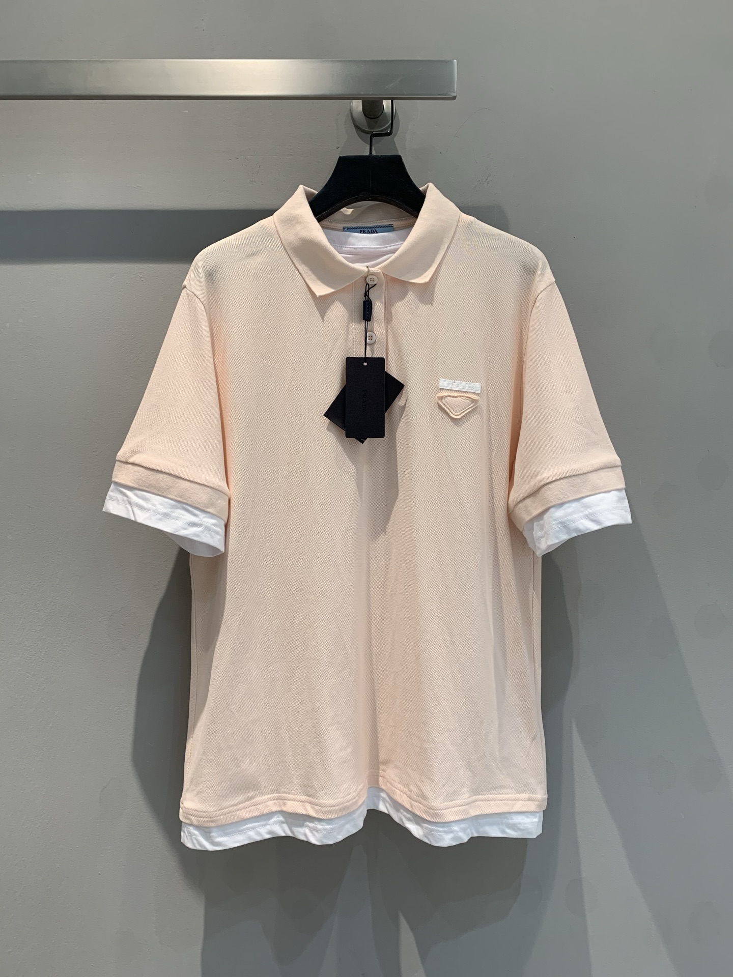 NO:313129,The new model shipped M Original Development Prad*2025 Spring and Summer New Fake Two-Piece Short-Sleeve Polo Shirt. It is made of cotton, with a comfortable texture and skin-friendly feel. The details and touch are even more wonderful. The upper body is unrestrained and maintains the three-dimensional shape of the upper body. The color combination design of the fake two-piece is unique, cleverly integrating the collision of colors and the beauty of layers. The overall craftsmanship of the clothes is quite exquisite, and the fine color matching is playful and age-reducing, and you will feel happy when you look at it!  36 38 40, prada, T-shirt, alexander wang19860909新款出货啦M 原版开发 Prad*2025春夏新款假两件短袖polo衫.采用棉,手感质感舒适亲肤,细节感和触感柔更是很赞,上身无束缚性,保持着上身的立体造型感,假两件的拼色设计更是别具一格,巧妙地融合了色彩的碰撞与层次的美感,衣服整体的工艺相当精湛,精细配色俏皮减龄,看着就心情愉悦！码数36 38 40,,prada,T-shirt,alexander wang,Women's clothing