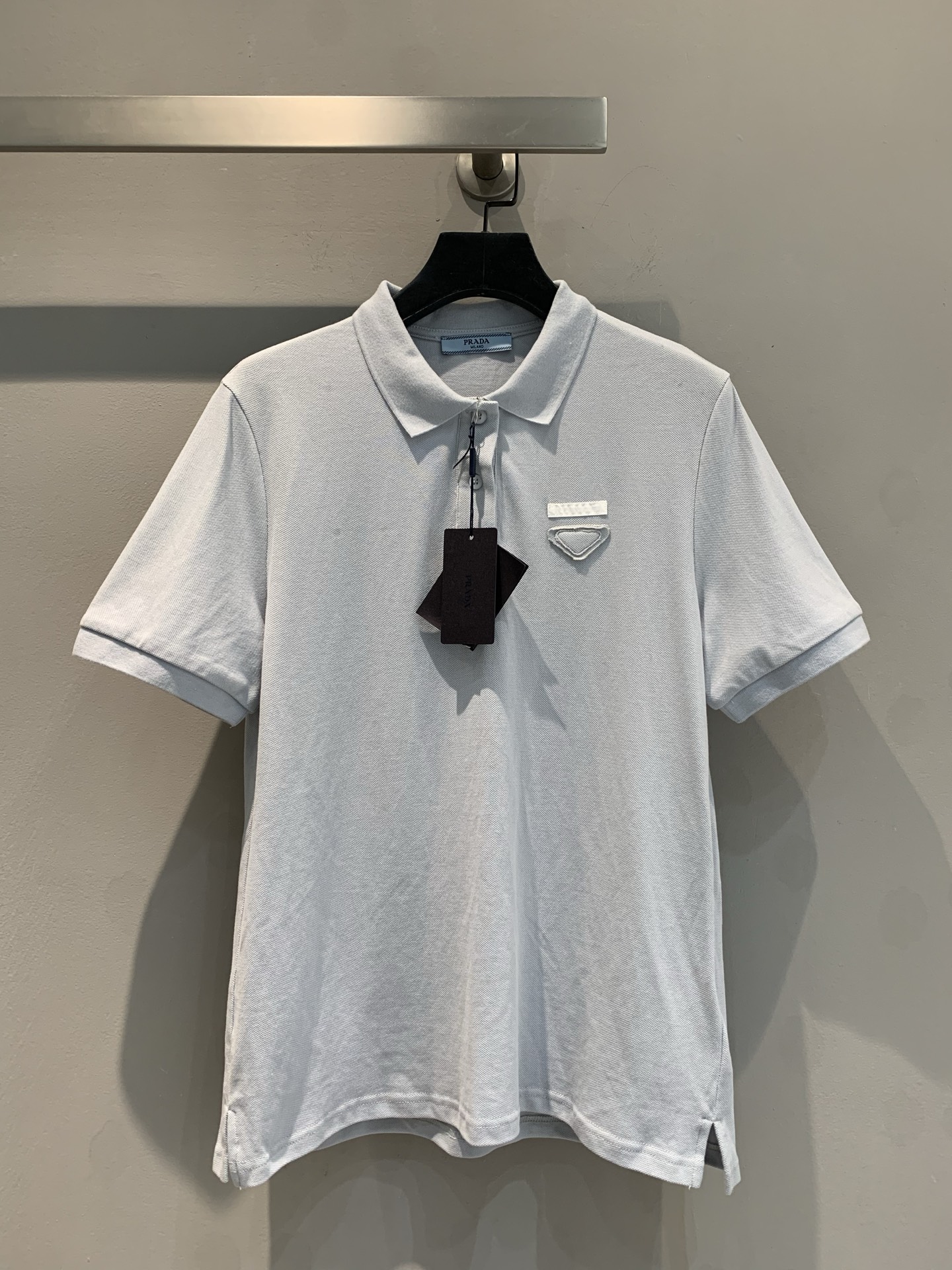 NO:313135,New model shipped LaM original development Prad*2025 spring and summer new Polo short sleeves, original customized pure cotton bead floor fabric, Polo semi-open neckline with natural fritillary buckle, simple brand logo on the chest, versatile upper body makes you look slim, and you can easily match it with random things!  36 38 40, prada, T-shirt, alexander wang19860909新款出货啦M原版开发 Prad*2025春夏新款Polo短袖,原版定制纯棉珠地面料,Polo半开式领口配以天然贝母扣,胸前简约品牌标识,上身百搭显瘦,随意搭配都超耐看！码数36 38 40,,prada,T-shirt,alexander wang,Women's clothing