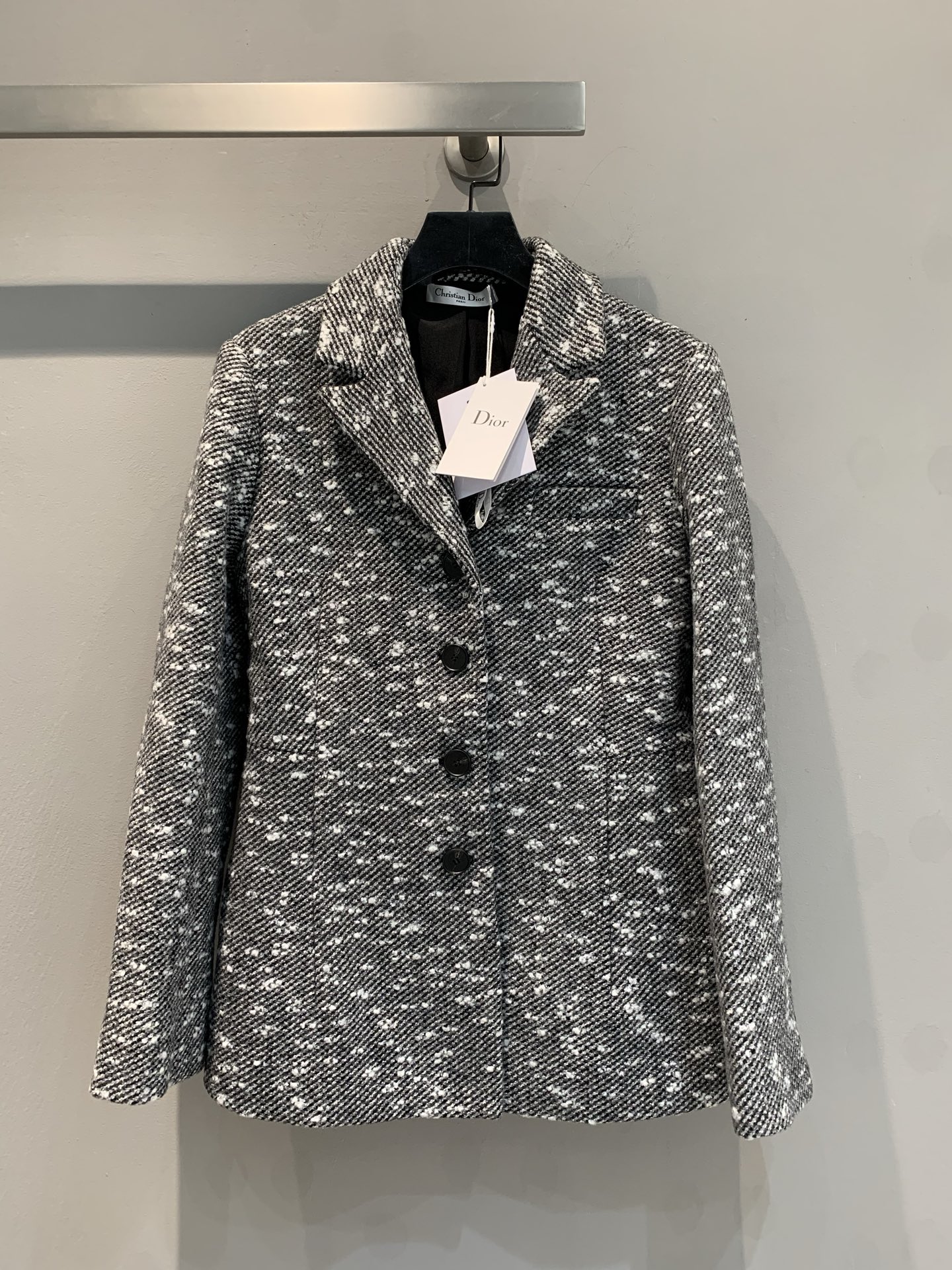 NO:324910,Special offer (SM only) CD new snowflake tweed suit jacket, classic black and white intertwilled tweed fabric, full texture. The neat suit collar and black buttons are simple and elegant. The slim fit style makes it easy to shape a capable figure, and it can demonstrate a unique fashion taste whether it is in the workplace or daily life. Number of codes 36 38 40,,jackets & coats,business suit,alexander wang19860909特价（只有SM）CD新款雪花粗花呢西装外套,经典黑白交织的粗花呢面料,质感十足.利落的西装领搭配黑色纽扣,简约大气又不失优雅.修身版型,轻松塑造干练身形,无论是职场还是日常,都能彰显独特时尚品味 .码数36 38 40,,jackets & coats,business suit,alexander wang,Women's clothing