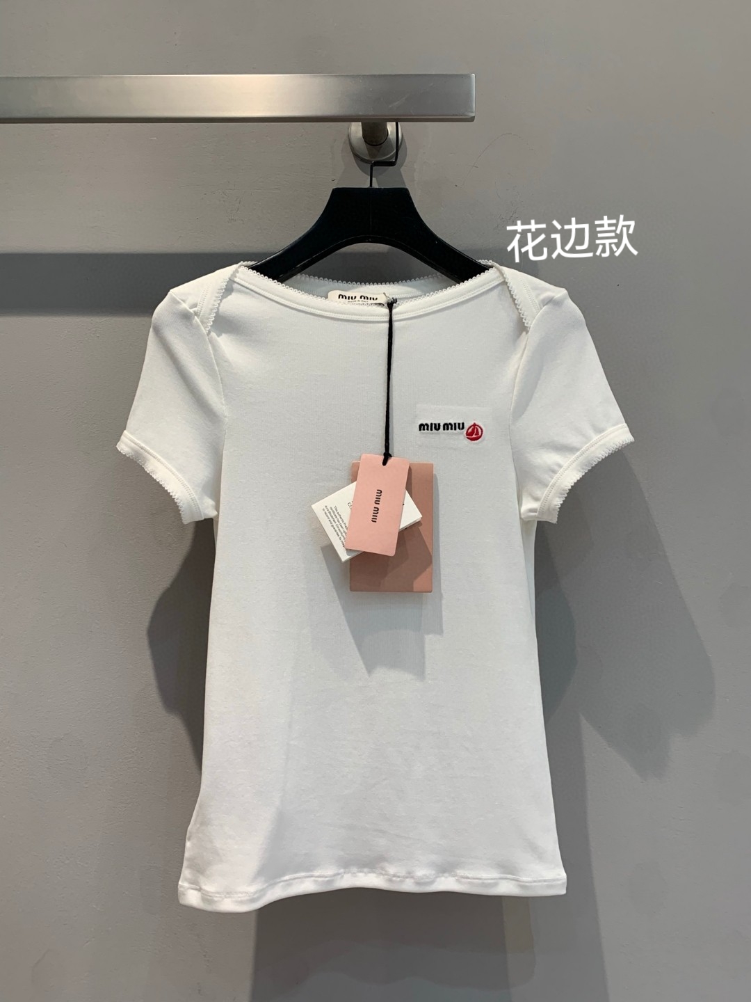 NO:320293,New model shipped 1 Original development Miumi*2025 early spring new model Petit Bateau X Miu co-branded letters small sailboat logo short sleeves. Customized lace, exquisite embroidery with more layers of cloth to prevent thorns from thorning the skin, the neckline design is unique, the red small sailboat embroidery is very exquisite, the cute lace edge is too pure!  It is really comfortable cotton, comfortable and breathable, and the skirt and pants are matched casually. S M L,,miumiu, skirts, T-shirt, alexander wang19860909新款出货啦1 原版开发 Miumi*2025早春新款 Petit Bateau X Miu联名款字母小帆船logo短袖.定制花边,精致刺绣里面多做了层布防止刺皮肤,领口的设计别出心裁,红色的小帆船刺绣非常精致,可可爱爱的蕾丝边太纯了！真的是很舒服的棉,舒适透气,裙子裤子随意搭配.码数 S M L,,miumiu,skirts,T-shirt,alexander wang,Women's clothing