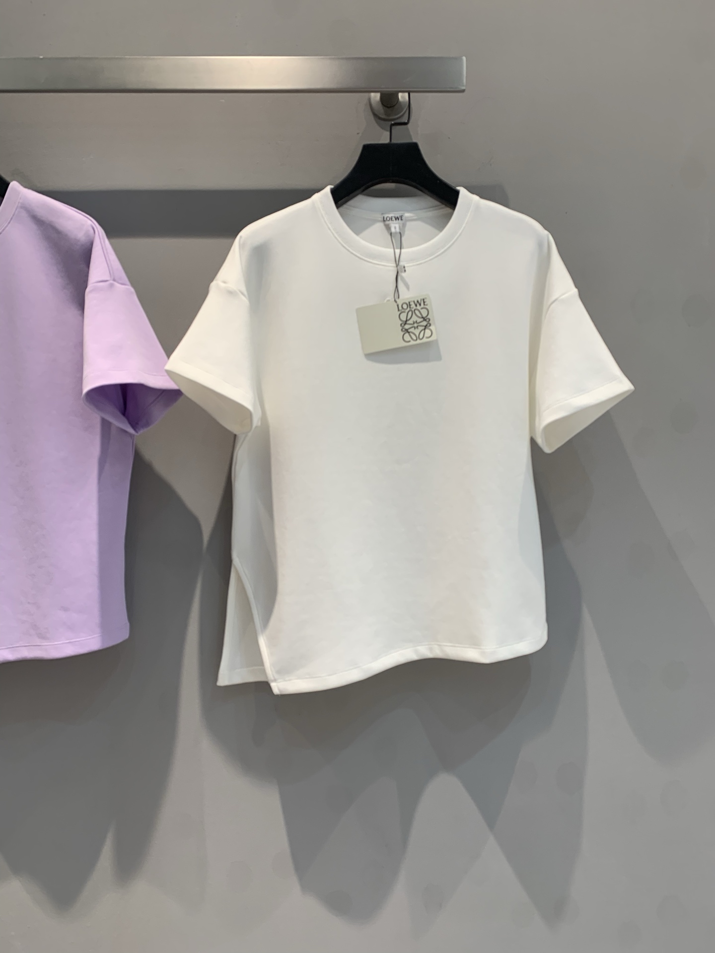 NO:320695,New model shipped M0 Original development Loew*2025 spring and summer new round neck small embroidered logo short sleeve custom tailoring design, pure cotton material and comfort. The simple and atmospheric small-size design really shows the figure, just the right length, visually automatically divides the figure into a golden ratio, whether worn alone or under the base. S M L,,loewe, T-shirt, gold, alexander wang19860909新款出货啦M0 原版开发 Loew*2025春夏新款圆领小标刺绣logo短袖定制裁剪设计,纯棉材质与舒适度兼具.简约大气的小版型设计真的巨显身材,恰到好处的衣长 视觉自动将身材分割出黄金比例,无论单穿或者打底都很绝.码数 S M L,,loewe,T-shirt,gold,alexander wang,Women's clothing