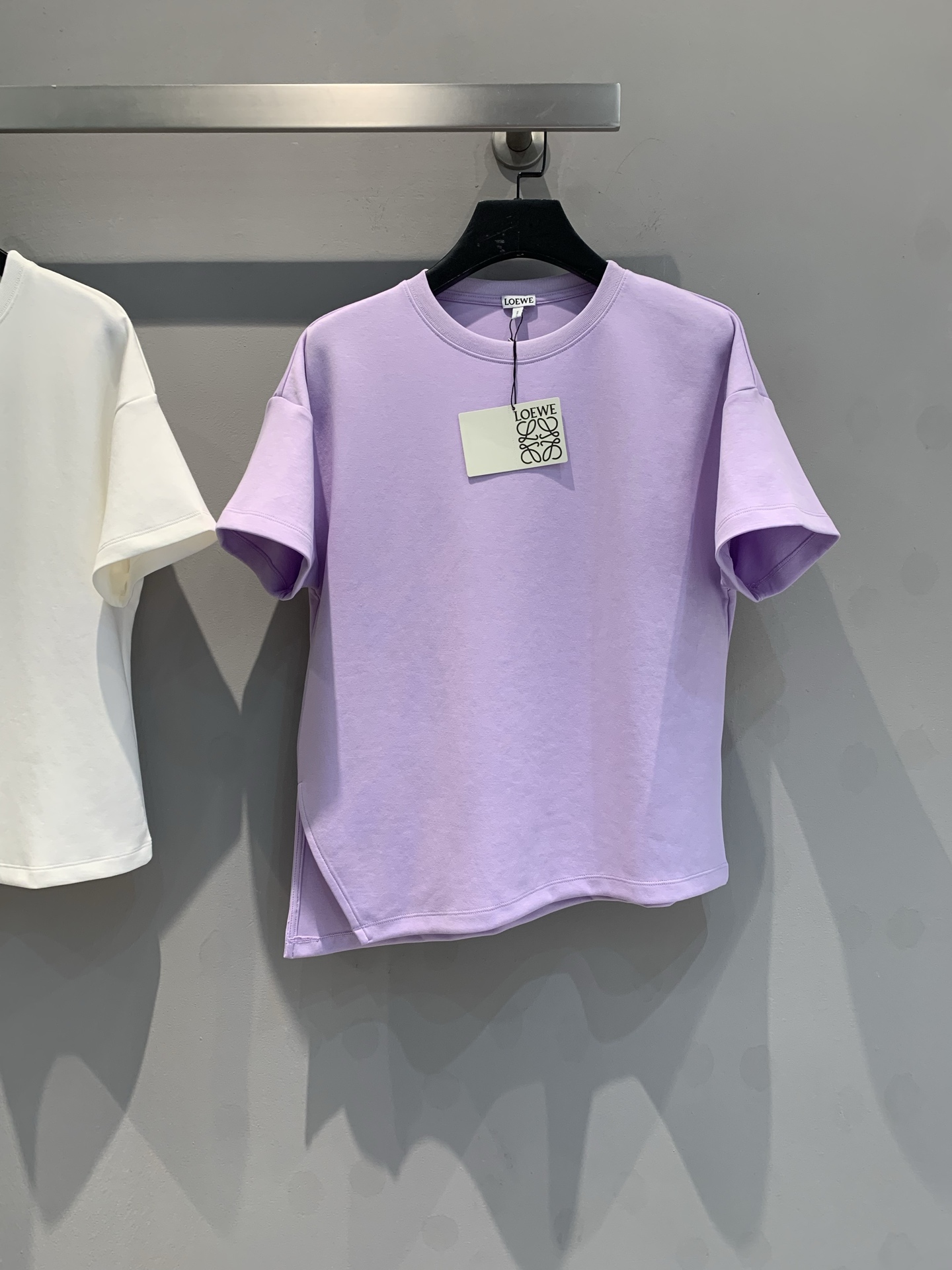 NO:320697,The new model shipped by LaM original development Loew*2025 spring and summer new round neck small embroidered logo short-sleeved custom tailoring design, pure cotton material and comfort. The simple and atmospheric small-size design really shows the figure, the right length of the clothes visually automatically divides the figure into a golden ratio, which is amazing whether worn alone or under the base. S M L,,loewe, T-shirt, gold, alexander wang19860909新款出货啦M原版开发 Loew*2025春夏新款圆领小标刺绣logo短袖定制裁剪设计,纯棉材质与舒适度兼具.简约大气的小版型设计真的巨显身材,恰到好处的衣长 视觉自动将身材分割出黄金比例,无论单穿或者打底都很绝.码数 S M L,,loewe,T-shirt,gold,alexander wang,Women's clothing