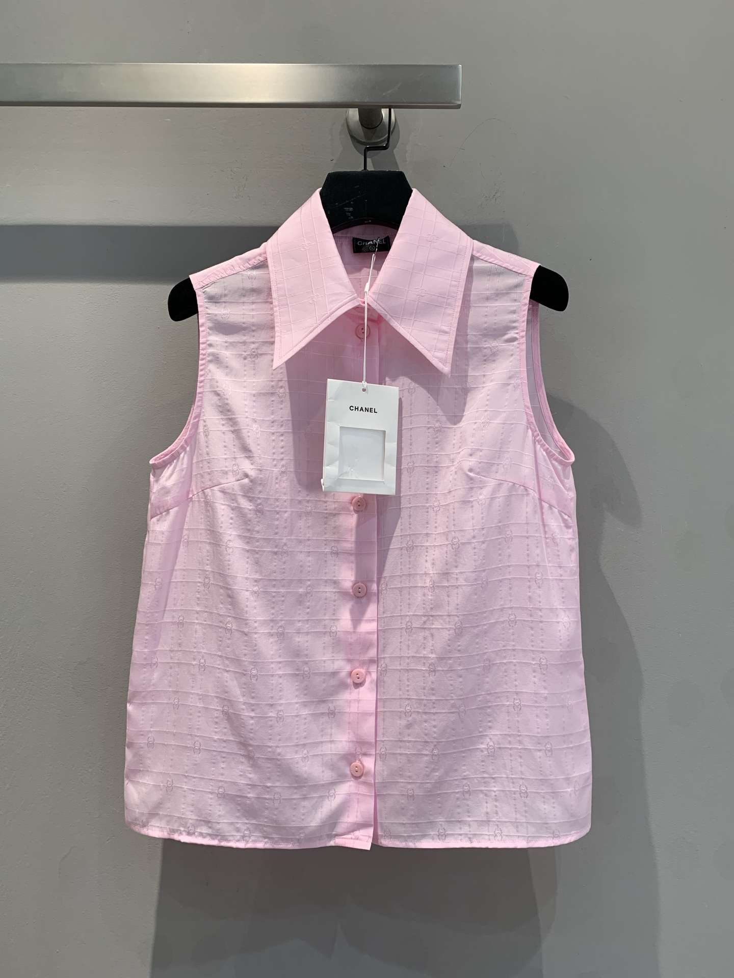 NO:320291,New model shipped M0 Original development C home 2025 spring and summer new lapel sleeveless shirt. Simple and neat sleeveless design releases the freedom of arms and adapts to diverse occasions. The iconic large lapel shows a personality attitude in elegance. The delicate and delicate dark patterns hide the brand ingenuity in every place. Silk blended fabric is skin-friendly and breathable, and the texture is warm, showing craftsmanship between opening and closing. Whether it is to wear it alone to show confidence style or to create a layering sense of layering, you can easily grasp the sense of fashion. Number 36 38 40, chanel, real silk, alexander wang19860909新款出货啦M0 原版开发 C家2025春夏新款翻领无袖衬衣.简洁利落的无袖设计,释放双臂自由,适配多元场合.标志性的大翻领,于优雅中彰显个性态度.细腻精致的暗纹,每一处皆暗藏品牌巧思.真丝混纺面料,亲肤透气质感温润,开合间尽显匠心.无论是单穿展现自信风采,还是叠搭打造层次感,都能轻松拿捏时尚感.码数36 38 40,,chanel,real silk,alexander wang,Women's clothing