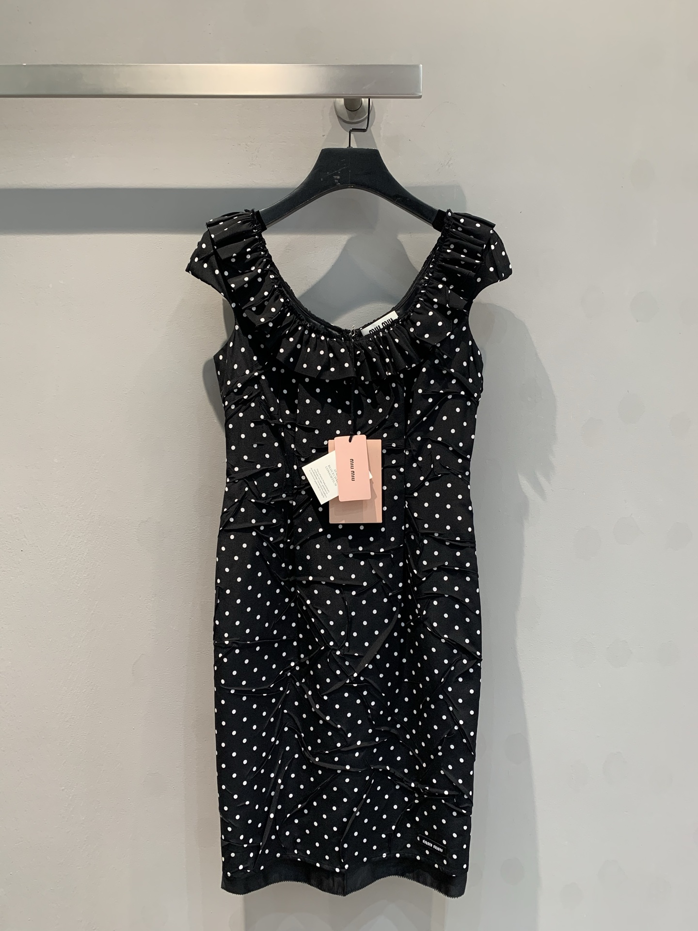 NO:320683,New model shipped M Original development Miumi*2025 early spring new polka dot silk dress, made of 100% silk fabric. It is gentle and has a high-end shiny feeling, showing its agility and elegance. Classic polka dot elements, retro and playful, ruffled decoration outlines romantic shoulder lines, and a slim fit style highlights graceful figure. Wear it, easily walk on urban streets or romantic dinners, and instantly becomes the focus of attention. S M L,,miumiu, skirts, real silk, alexander wang19860909新款出货啦M 原版开发 Miumi*2025早春新款波点真丝连衣裙,采用百分百真丝面料.轻柔贴肤,自带高级光泽感,尽显灵动飘逸.经典波点元素,复古又俏皮,荷叶边装饰勾勒浪漫肩线,修身版型凸显曼妙身姿.穿上它,轻松漫步于都市街头或浪漫晚宴,瞬间成为目光焦点 .码数 S M L,,miumiu,skirts,real silk,alexander wang,Women's clothing