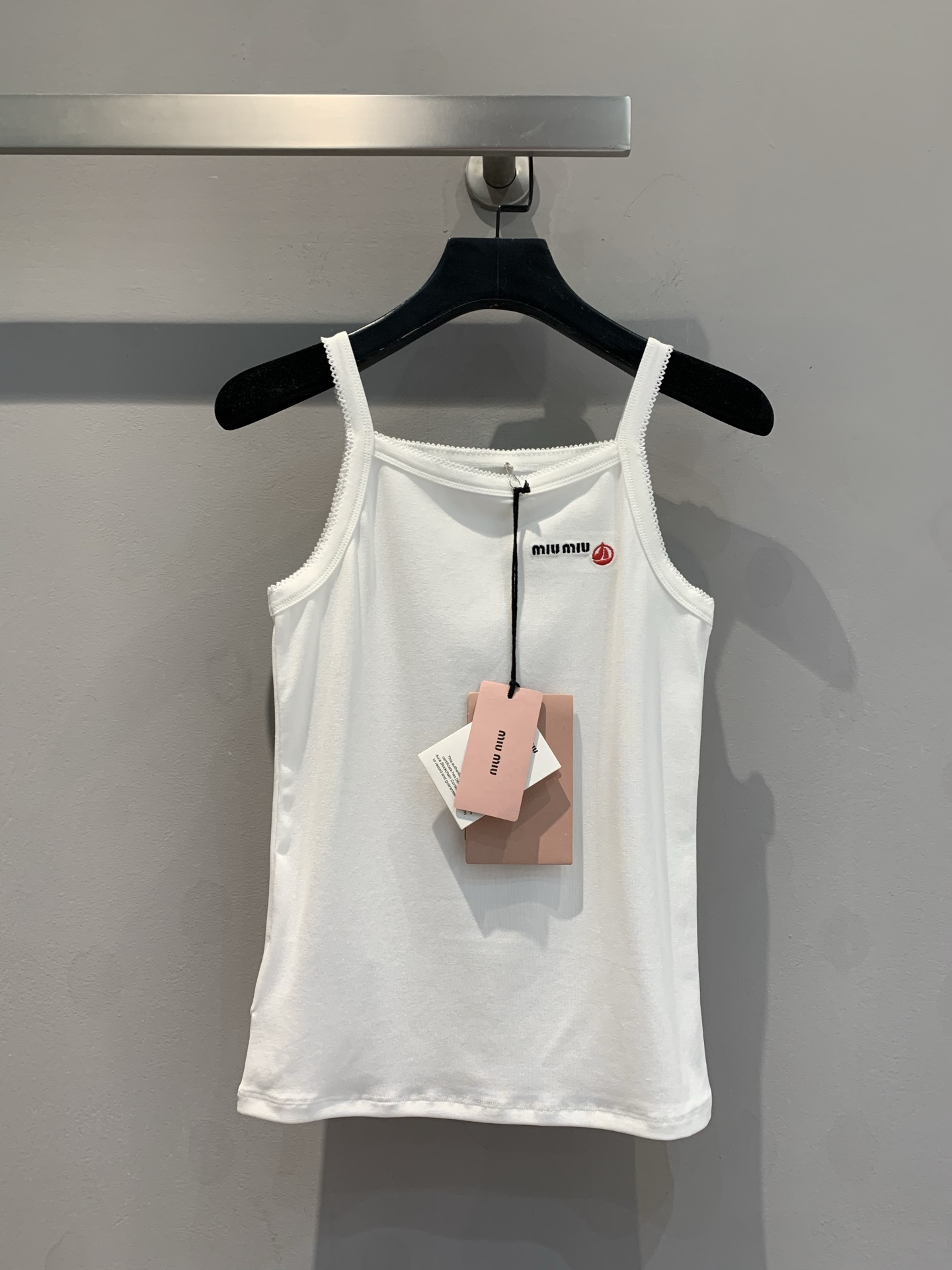 NO:320297,The new model is shipped and the original development Miumi* early spring new model Petit Bateau X Miu co-branded letters small sailboat logo suspender vest. Customized lace, exquisite embroidery with more layers of cloth to prevent skin thorns, the neckline design is unique, the red small sailboat embroidery is very exquisite, the cute lace edge is too pure!  It's really comfortable cotton, comfortable and breathable, S M L, miumiu, alexander wang19860909新款出货啦原版开发 Miumi*早春新款 Petit Bateau X Miu联名款字母小帆船logo吊带背心.定制花边,精致刺绣里面多做了层布防止刺皮肤,领口的设计别出心裁,红色的小帆船刺绣非常精致,可可爱爱的蕾丝边太纯了！真的是很舒服的棉,舒适透气,码数S M L,,miumiu,alexander wang,Women's clothing