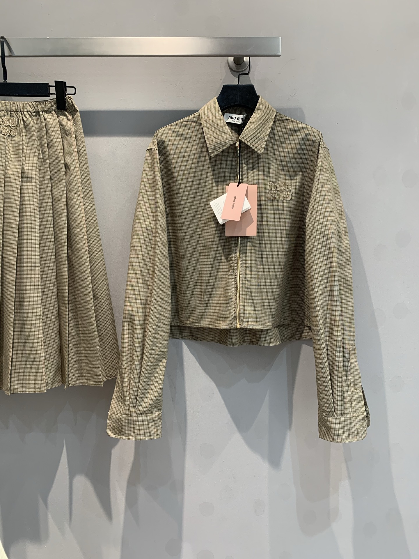 NO:320689,The new model is shipped and the original development of Miumi*2025 early spring new retro plaid zipper shirt. The original custom fabric has a great texture, and the details do not look monotonous. The plaid control must be included!  The short zippered shirt is paired with a plaid pleated skirt, retro and fashionable. The neat tailoring is suitable for a variety of occasions, easily creating a sweet and cool atmosphere, helping you become the focus of the street, and don’t miss out on fashion!  36 38 40, miumiu, skirts, shirts, alexander wang19860909新款出货啦原版开发 Miumi*2025早春新款复古格纹拉链衬衫.原定制面料质感绝绝子,细节又不显得单调. 格纹控必入！短款拉链衬衫搭配同格纹百褶裙,复古又时髦.利落剪裁适配多种场合,轻松打造甜酷氛围感,助你成为街头焦点,时尚精别错过！码数36 38 40,,miumiu,skirts,shirts,alexander wang,Women's clothing