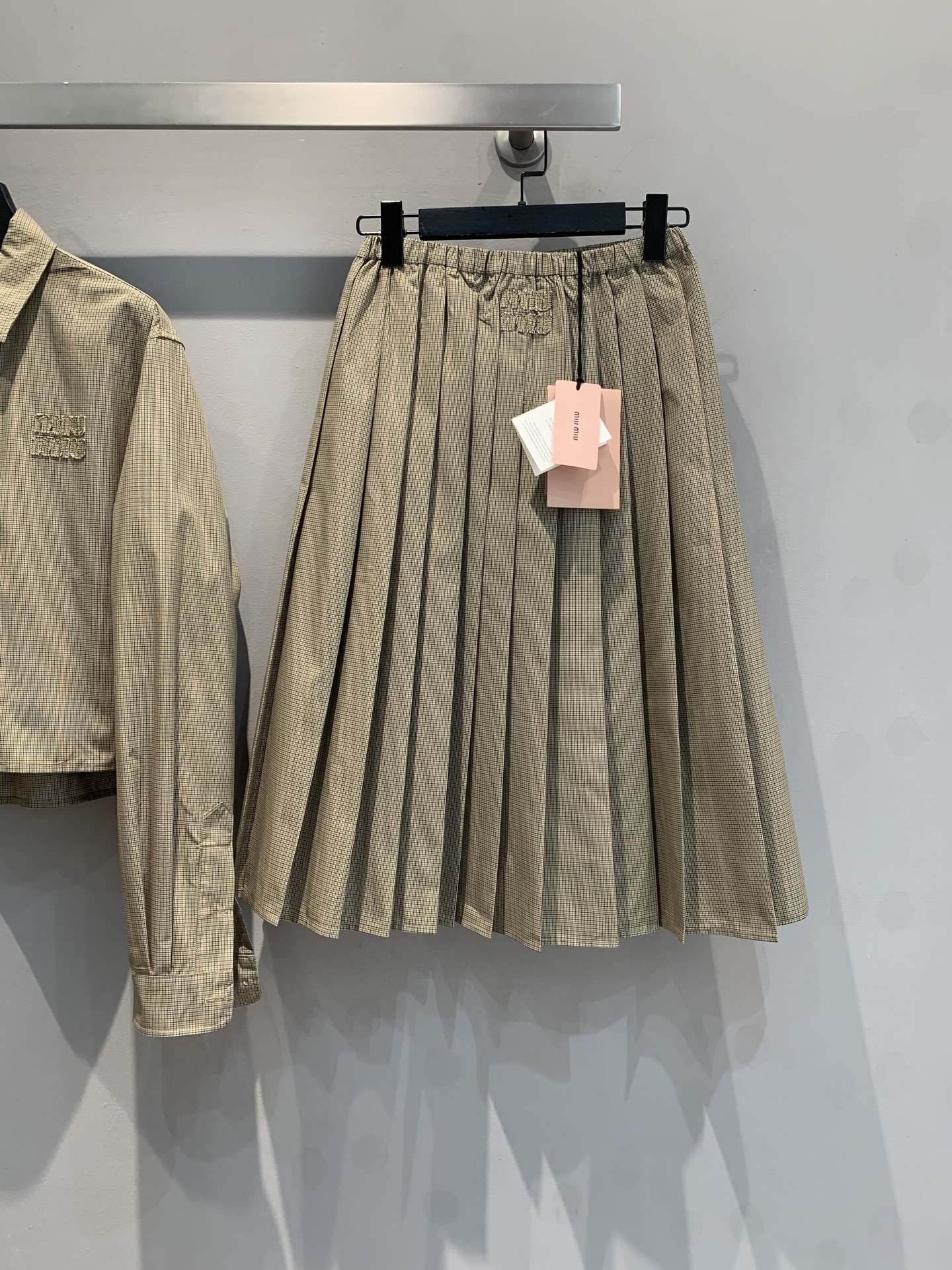 NO:320692,New model shipped original development Miumi*2025 early spring new retro checked logo pleated skirt. Custom fabric texture full style, cut in place, zero changes!  There is also exquisite embroidery. All the details are matched online with the same series of shirts, which is a perfect sense of luxury!  36 38 40, miumiu, skirts, shirts, alexander wang19860909新款出货啦原版开发 Miumi*2025早春新款复古格纹徽标百褶半裙.定制面料的纹路格调拉满 版型裁剪到位 零改动哦！还有精致的刺绣 所有细节都在线搭配同系列衬衫一套妥妥的高级感满满！码数36 38 40,,miumiu,skirts,shirts,alexander wang,Women's clothing