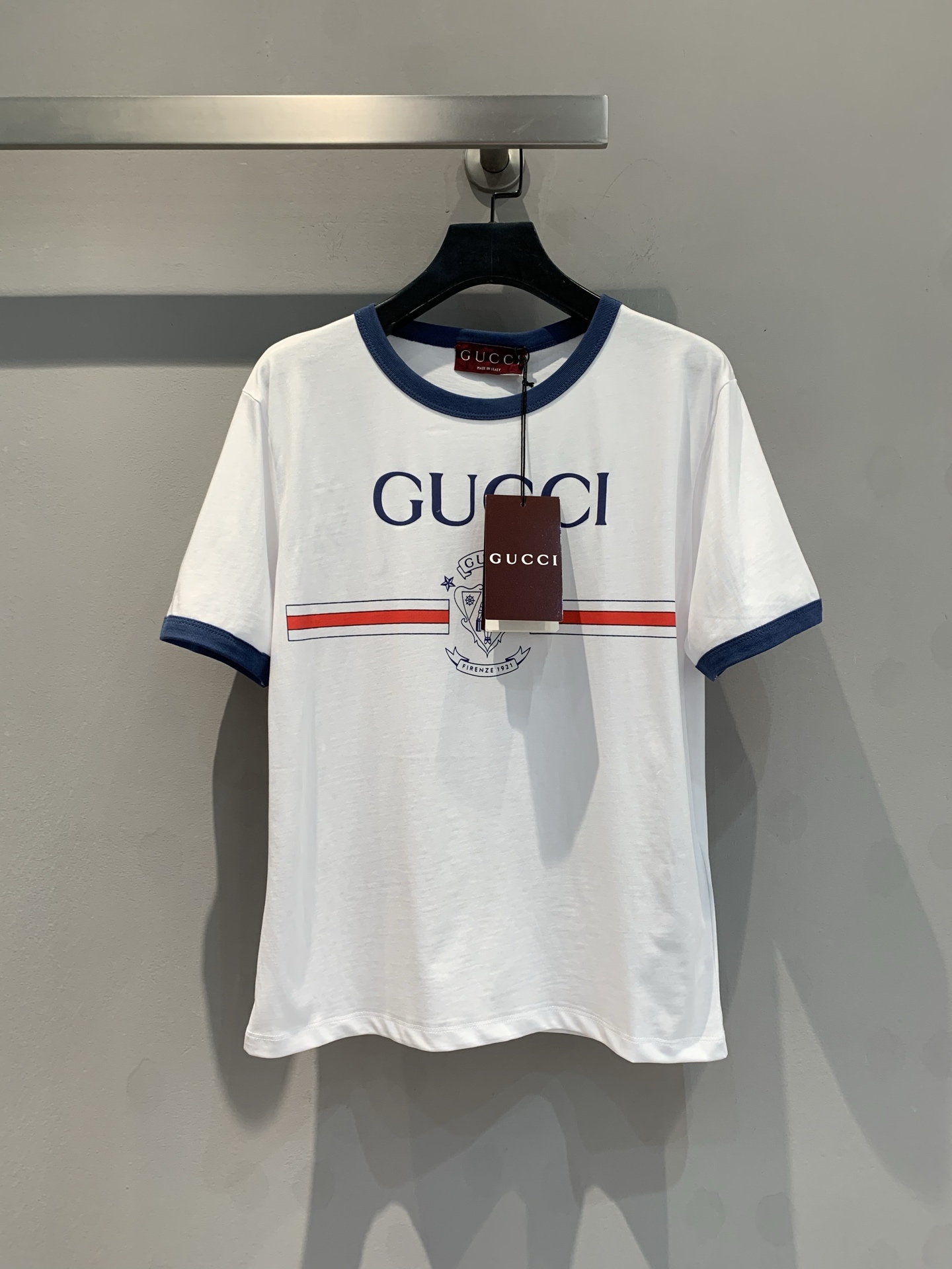 NO:320287,New model shipped M1 original development G classic logo printed T-shirt Super representative classic model Absolutely ten thousand years old model Never out of time Necklace cuff ribbed effect Light back woven cotton Comfortable Super versatile model S M L,,tees, t-shirt,alexander wang19860909新款出货啦M1原版开发 G经典标识印花T恤 超级有代表性的经典款 绝对万年款 永不过时 领口袖口罗纹效果 背轻薄织棉 上身舒适 超级百搭款 码数S M L,,tees，t-shirt,alexander wang,Women's clothing