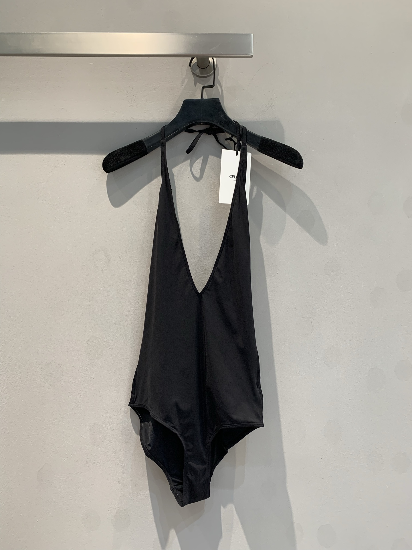 NO:320285,New model is shipped M!  Original development!  Celin*'s new summer halter swim, the deep V design is sexy without being exposed, the imported piping machine has perfect elastic edge routing, and the upper body is completely unstretched. The unique dark brown color is versatile and super-showing!  The weather is getting hotter and hotter, and the sunny beach vacation check-in is on the way to make a movie. Beautiful girls with hot bodies must buy it!  Dark brown black S M L, celine,alexander wang19860909新款出货啦M！原版开发！Celin*夏季新款挂脖泳,深V设计性感而不暴露,进口滚边机完美的弹力包边走线,上身完全不勒肉.独特的深咖色百搭超显身段！天气越来越炎热,阳光沙滩度假打卡待上出片,身材火辣的美少女们一定要入手！深咖色 黑色 S M L,,celine,alexander wang,Women's clothing