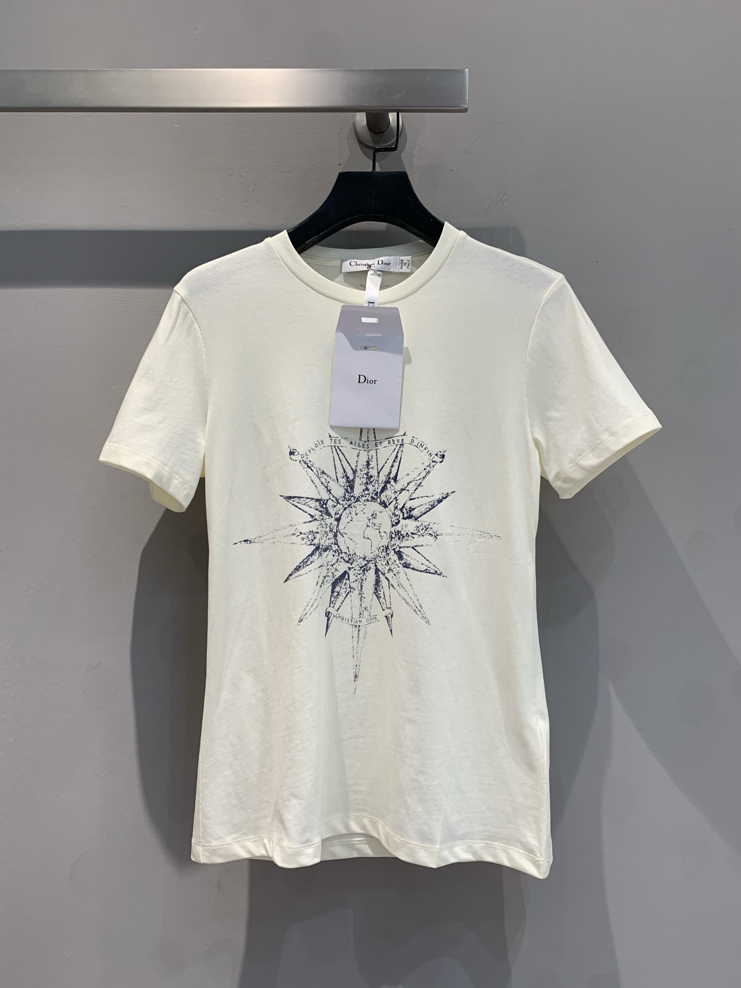 NO:320283,New models are shipped!  CD Early Spring New Infinite Dream T-shirt, digital water dyed printing on the chest. The original cotton-linen blended fabric is breathable and comfortable, and it is a very good model whether worn alone!  Number of codes 36-38-40, tees, t-shirt, alexander wang19860909新款出货啦！CD早春新款无限梦境T恤,胸前数码水染印花.原版棉麻混纺面料透气舒适,无论单穿打底都非常不错的一款！码数36-38-40,,tees，t-shirt,alexander wang,Women's clothing