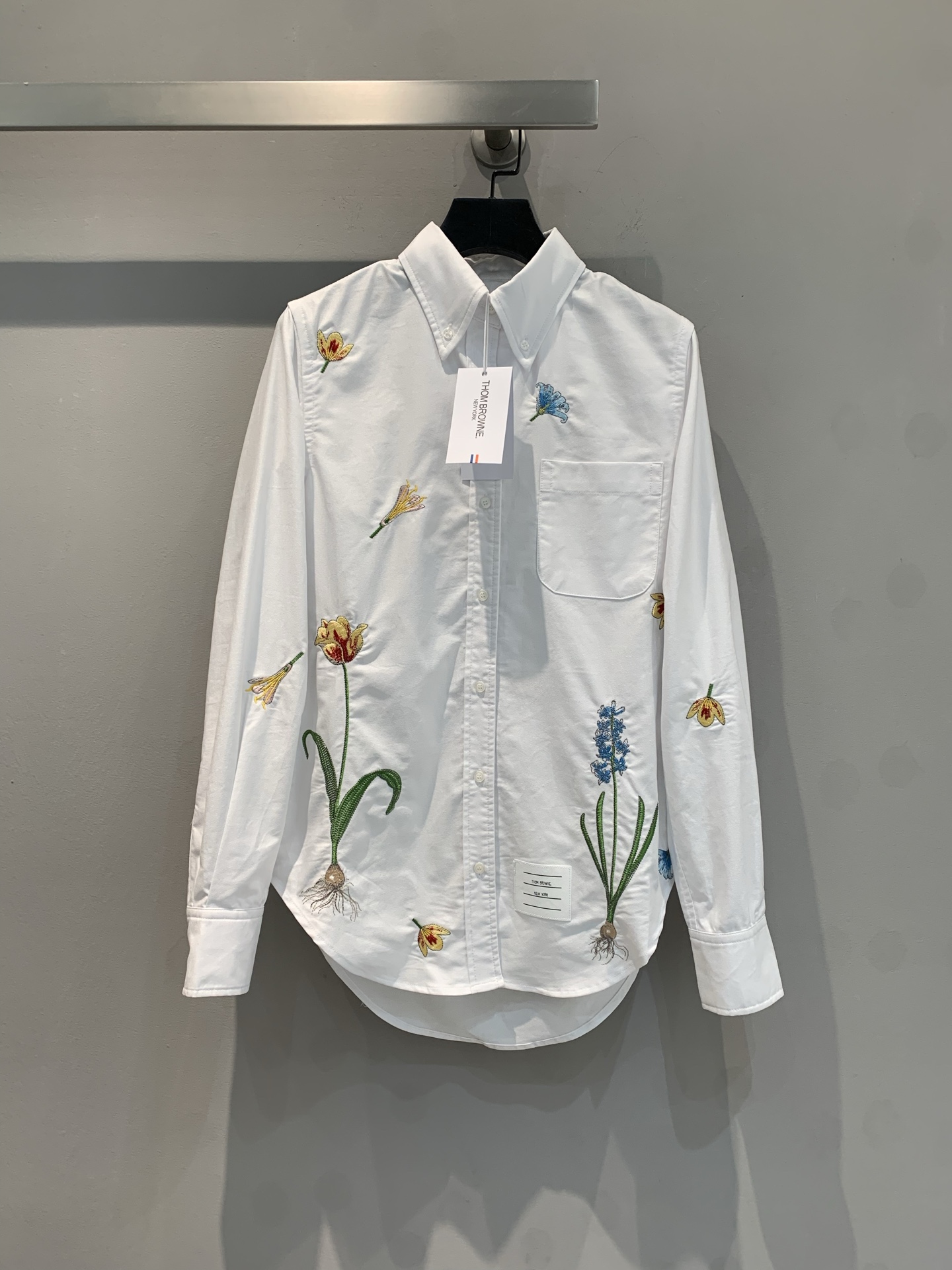 NO:324894,The new model shipped out original development TB2025 early spring new embroidered floral shirt. Pure cotton fabric is skin-friendly and soft, floral embroidery embroidery breaks TB's classic design in previous years, innovative design is more youthful and energetic, slim fit style. Classic versatile and cute and playful and exquisite workmanship shows the quality. S M L,,shirts,alexander wang19860909新款出货啦原版开发 TB2025早春新款刺绣花卉衬衫.纯棉面料亲肤柔软,花卉刺绣点缀打破TB往年经典设计,创新设计更有青春活力,修身版型 经典百搭又不失可爱俏皮精致的做工尽显品质.码数S M L,,shirts,alexander wang,Women's clothing