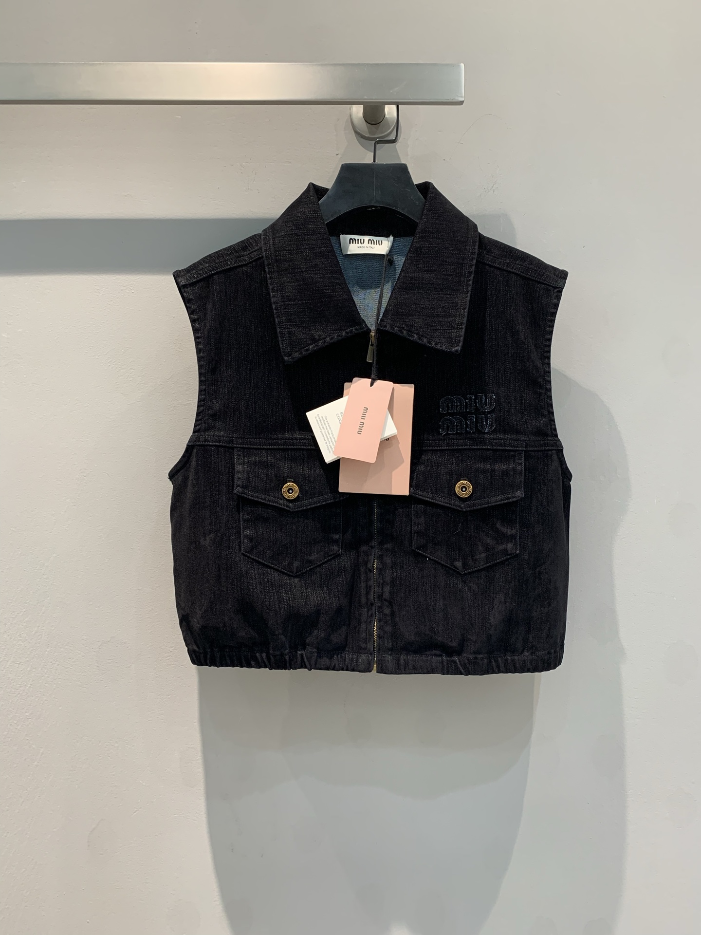 NO:324890,New models are shipped. Original development Miumi*2025 early spring new velvet denim vest. It uses customized velvet denim fabric. Enzyme multiple washes, neat sleeveless design, and the brand logo on the chest highlights the unique style. A versatile item, easy to adapt to various styles, adding a fashionable attitude to your styling. S M L,,miumiu,alexander wang19860909新款出货啦 原版开发 Miumi*2025早春新款丝绒牛仔马甲.采用定制丝绒牛仔面料.酵素多重水洗,利落无袖设计,胸前品牌标识彰显独特格调.百搭单品,轻松适配各种风格,为你的造型增添时尚态度.码数S M L,,miumiu,alexander wang,Women's clothing