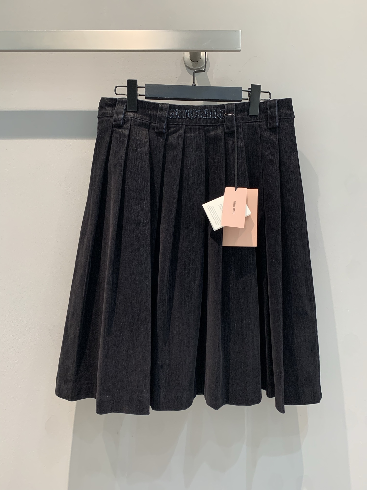 NO:324882,The new model shipped, original development Miumi*2025 early spring new velvet denim pleated skirt. It uses customized velvet denim fabric. Enzyme washes multiple water, neat and sleeveless design, and simplicity hides ingenuity. The exquisite pleated design is lively and elegant, and the brand logo at the waist shows its unique charm. It can be sweet or salty, and it can easily create a personal outfit. S M L,,miumiu, skirts, alexander wang19860909新款出货啦原版开发 Miumi*2025早春新款丝绒牛仔百褶半裙.采用定制丝绒牛仔面料.酵素多重水洗,利落无袖设计,简约中藏着巧思.精致百褶设计灵动飘逸,腰间品牌标识尽显独特魅力.可甜可盐,轻松打造个性穿搭.码数S M L,,miumiu,skirts,alexander wang,Women's clothing