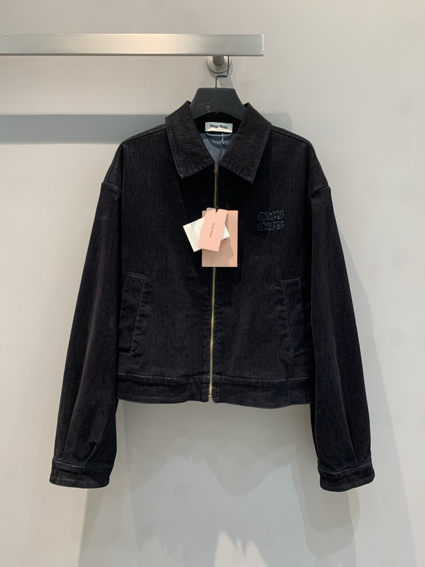 NO:324886,New model is shipped. Original development. Miumi*2025 early spring new zippered velvet denim jacket. It uses custom velvet denim fabric. Enzyme multiple washes. Retro and fashionable. Lapel pocket design, iconic three-dimensional letter logo on the chest. Shows the brand's trend positioning. Loose style. Add visual highlights. Paired with the same series of pleated skirts. The design echoes. High and slim. The set of upper body increases the styling. Fashionable and fashionable. S M L,,miumiu, skirts, jackets & coats,alexander wang19860909新款出货啦 原版开发 Miumi*2025早春新款拉链丝绒牛仔外套.采用定制丝绒牛仔面料.酵素多重水洗 复古洋气 翻领口袋设计,胸前标志性立体字母徽标 尽显品牌潮流定位 宽松版型 增加视觉亮点 搭配同系列百褶半身裙 设计呼应 显高显瘦 成套上身增加造型感 时髦且洋气 .码数S M L,,miumiu,skirts,jackets & coats,alexander wang,Women's clothing