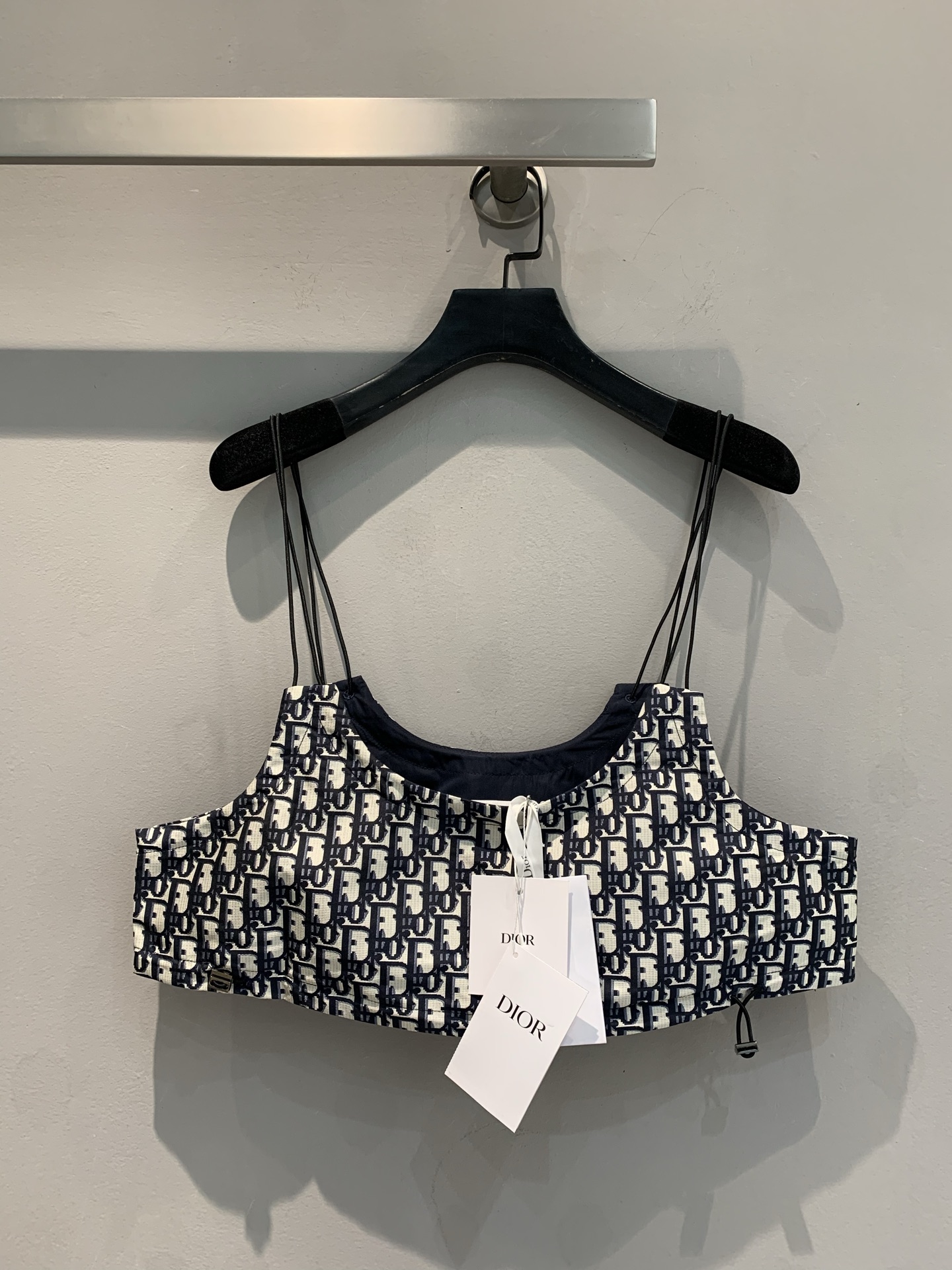 NO:321049,New model is shipped M!  Original development CD early spring new classic presbyterian strapless, highlighting the brand's iconic blue Oblique print. Back to the classic pattern launched by Dior in 1967, carefully crafted with technological taffeta jacquard fabric, with elastic shoulder straps of different lengths and various small details have their considerate functions. It is very pleasing to match with the same series of jackets and shorts!  SML, dior, shorts, jackets & coats, alexander wang19860909新款出货啦M！原版开发CD早春新款经典老花抹胸,彰显品牌标志性的蓝色 Oblique 印花 回溯 Dior 于 1967 年推出的经典图案 采用科技塔夫绸提花面料精心制作,双肩长短不一弹力肩带,各种小细节都有其贴心的作用,搭配同系列外套和短裤非常耐看！码数SML,,dior,shorts,jackets & coats,alexander wang,Women's clothing