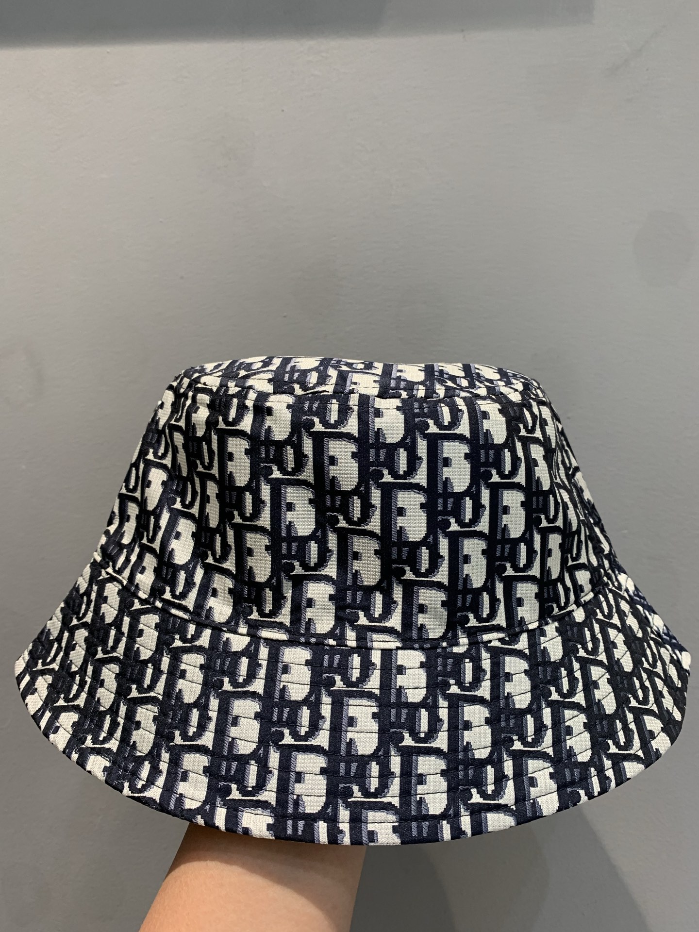 NO:321045,New models are shipped 0!  The highest version of CD classic presbyterian fisherman's hat uses original customized presbyterian jacquard fabric. The color and three-dimensional concave and concave feel of presbyterian are the ultimate. The pure handmade all-edge craftsmanship is crafted, and every detail is created by the master!  Wearable on both sides!  It’s amazing to match with the presbyterian series of clothes!  57-58, espadrilles,hats,alexander wang19860909新款出货啦0！最高版本CD经典老花渔夫帽,采用原版定制老花提花面料,老花的色彩和立体凹凸感都打到了极致,纯手工全包边工艺,每个细节都是老师傅打造！双面可戴！搭配老花系列衣服真是绝绝子！码数57-58,,espadrilles,hats,alexander wang,Women's clothing