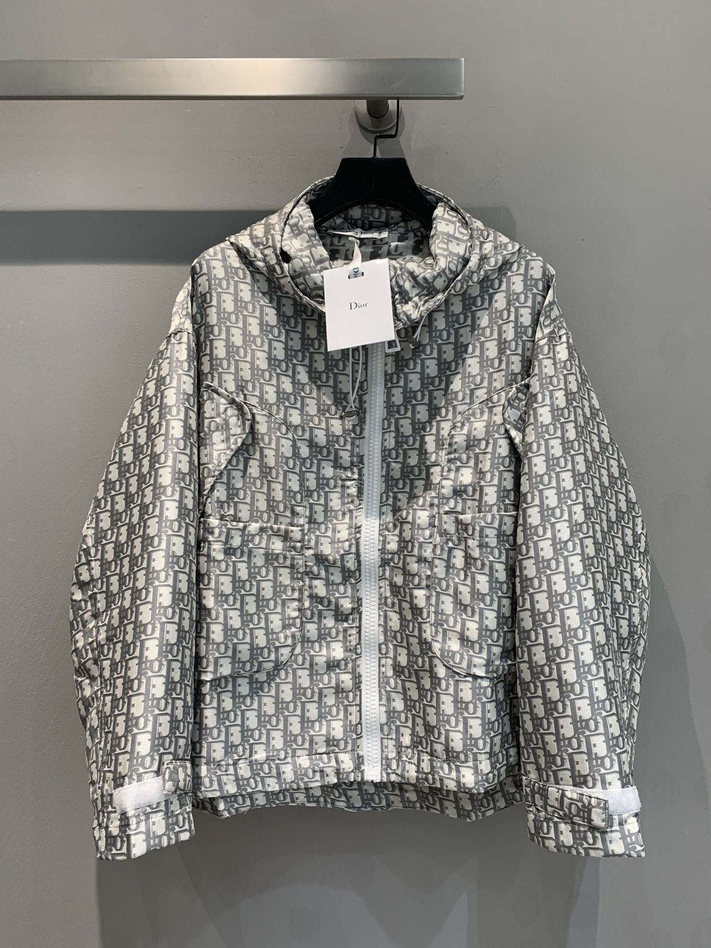 NO:321037,New style shipped windbreaker M!  Skirt M!  CD Spring and Summer Dragon Year Limited Information Presbyterian Hooded Wind Clothes Set, Original Customized Classic Presbyterian Jacquard Fabric, The full body positioning is very consuming to the flower tailoring process, the hem is hidden and the drawstring is closed, and it can be matched with a variety of shapes and super functional styles. It can be matched with a set of pants and skirts in the same series, a set of top-body outstanding!  36-38-40,,skirts,hats,alexander wang19860909新款出货啦风衣M！裤裙M！CD春夏龙年限定资料老花连帽风衣裤裙套装,原版定制经典老花提花面料,满身定位对花剪裁工艺非常费料,下摆暗藏抽绳收口,可搭配多种造型功能型超强,可搭配同系列裤裙一套上身绝绝子！36-38-40,,skirts,hats,alexander wang,Women's clothing