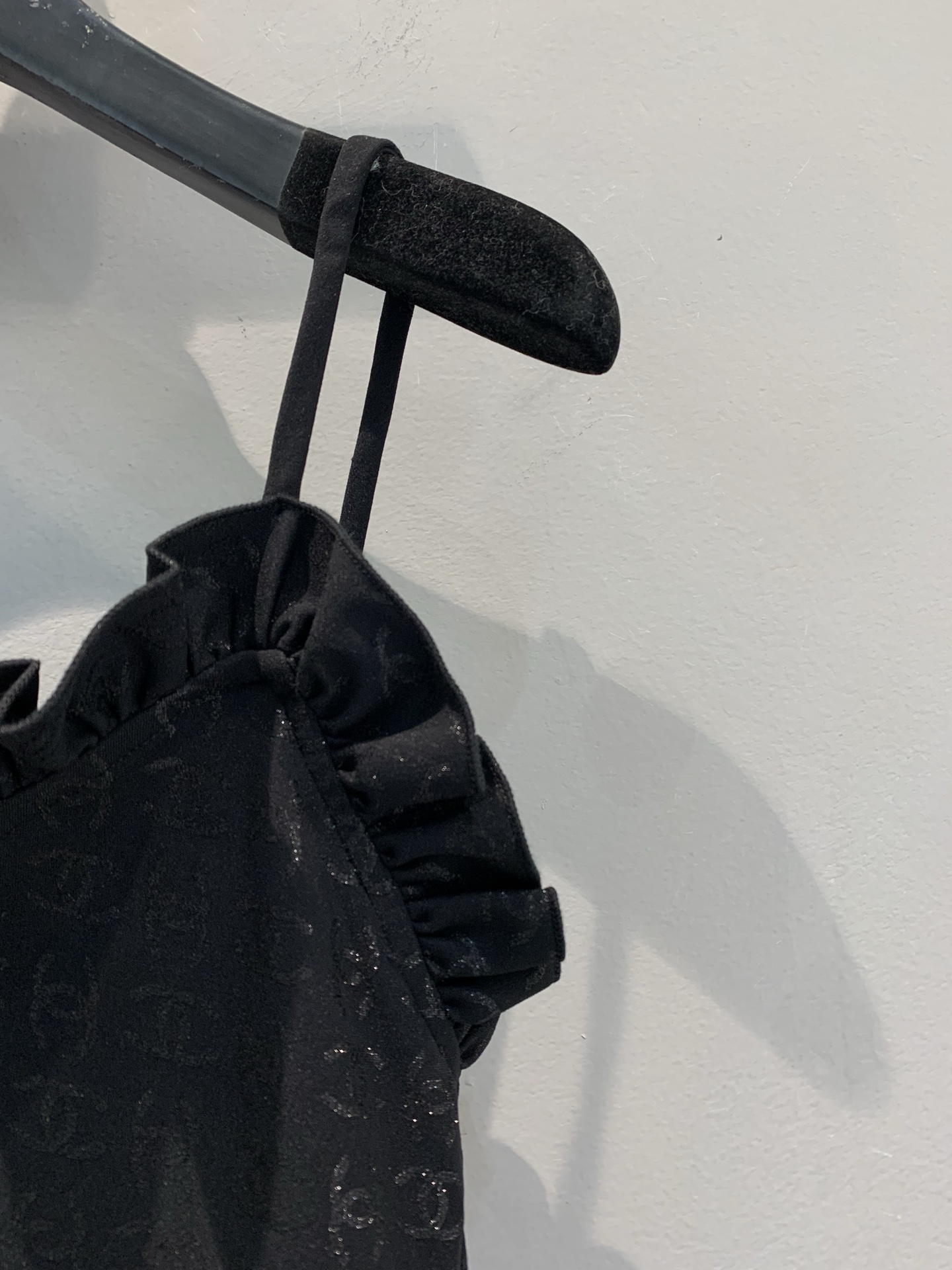 新款🔥出货啦📢！原版开发 C家春夏新款花边泳衣，原版定制暗纹双C提花面料，面料弹力十足，上身恰到好处的贴