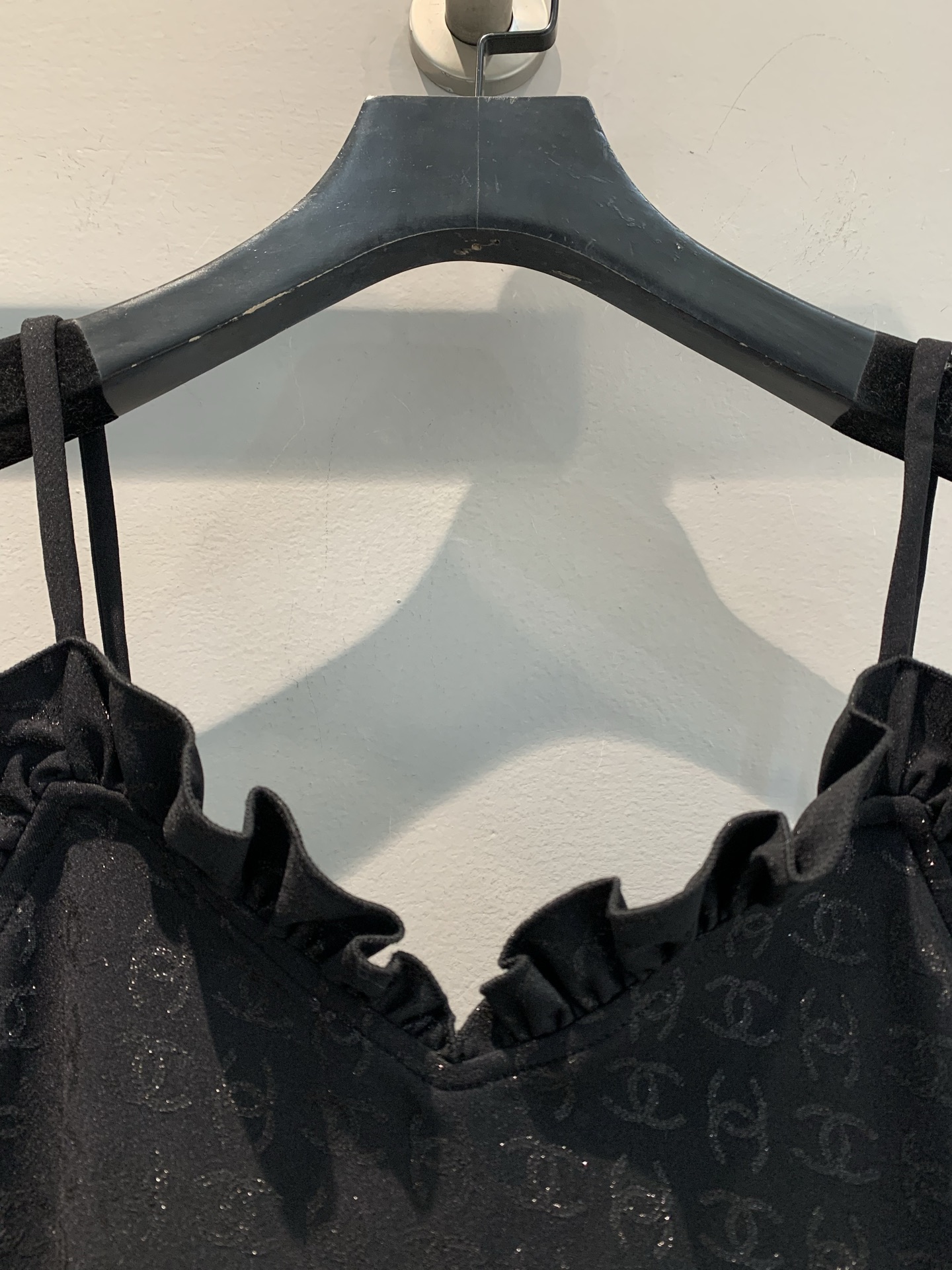 新款🔥出货啦📢！原版开发 C家春夏新款花边泳衣，原版定制暗纹双C提花面料，面料弹力十足，上身恰到好处的贴