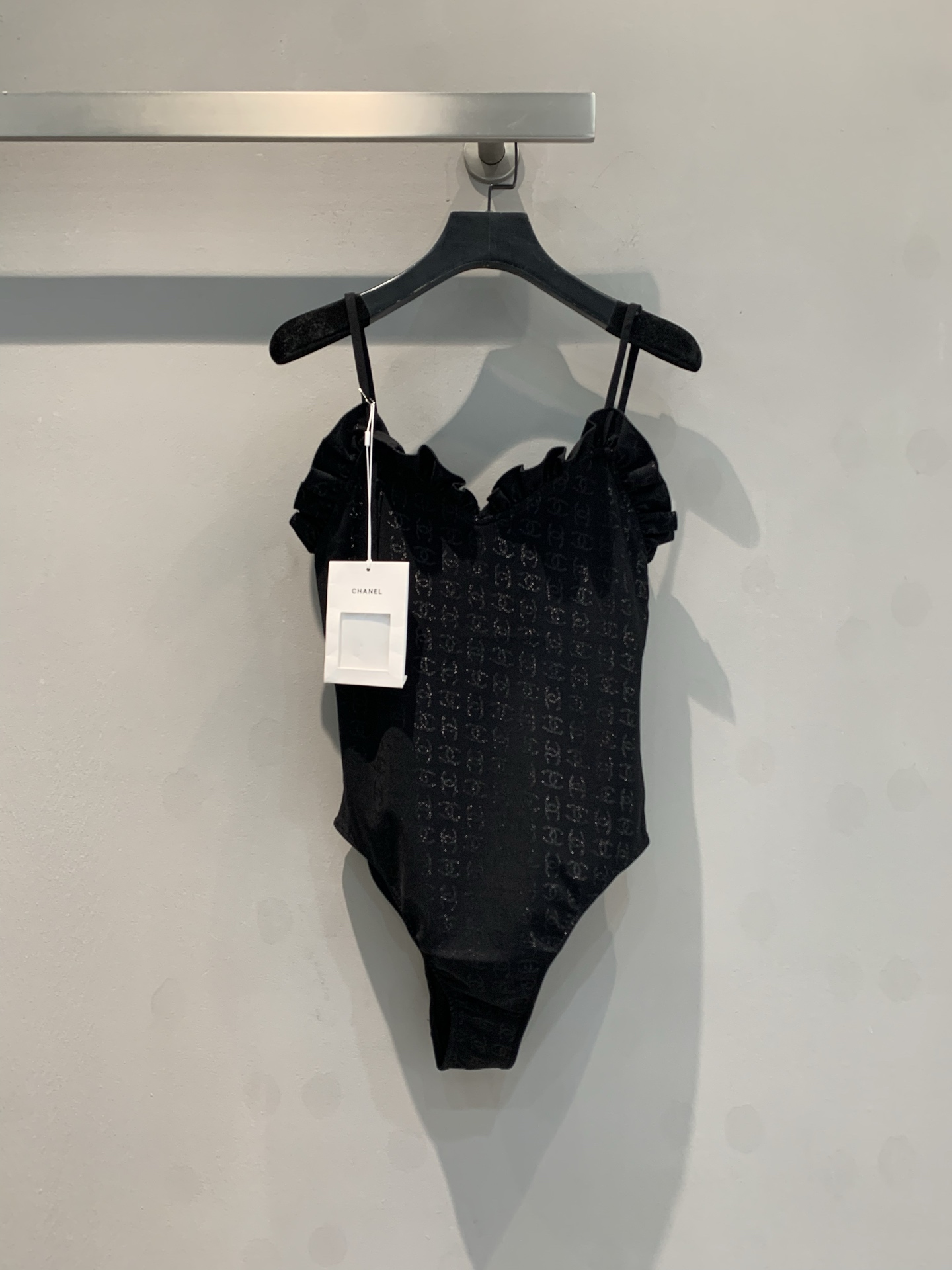 NO:321487,New model is shipped M!  Original development C home spring and summer new lace swimsuit, original customized dark pattern double C jacquard fabric, the fabric is very elastic, and the upper body is just right fit!  The ruffles on both sides make it feel no longer monotonous all day long. A swimsuit with a super beautiful upper body!  36-38-40, chanel,swimsuits,alexander wang19860909新款出货啦M！原版开发 C家春夏新款花边泳衣,原版定制暗纹双C提花面料,面料弹力十足,上身恰到好处的贴合性！两侧荷叶边镶嵌让整日感觉不再单调.上身超美的一款泳衣！36-38-40,,chanel,swimsuits,alexander wang,Women's clothing