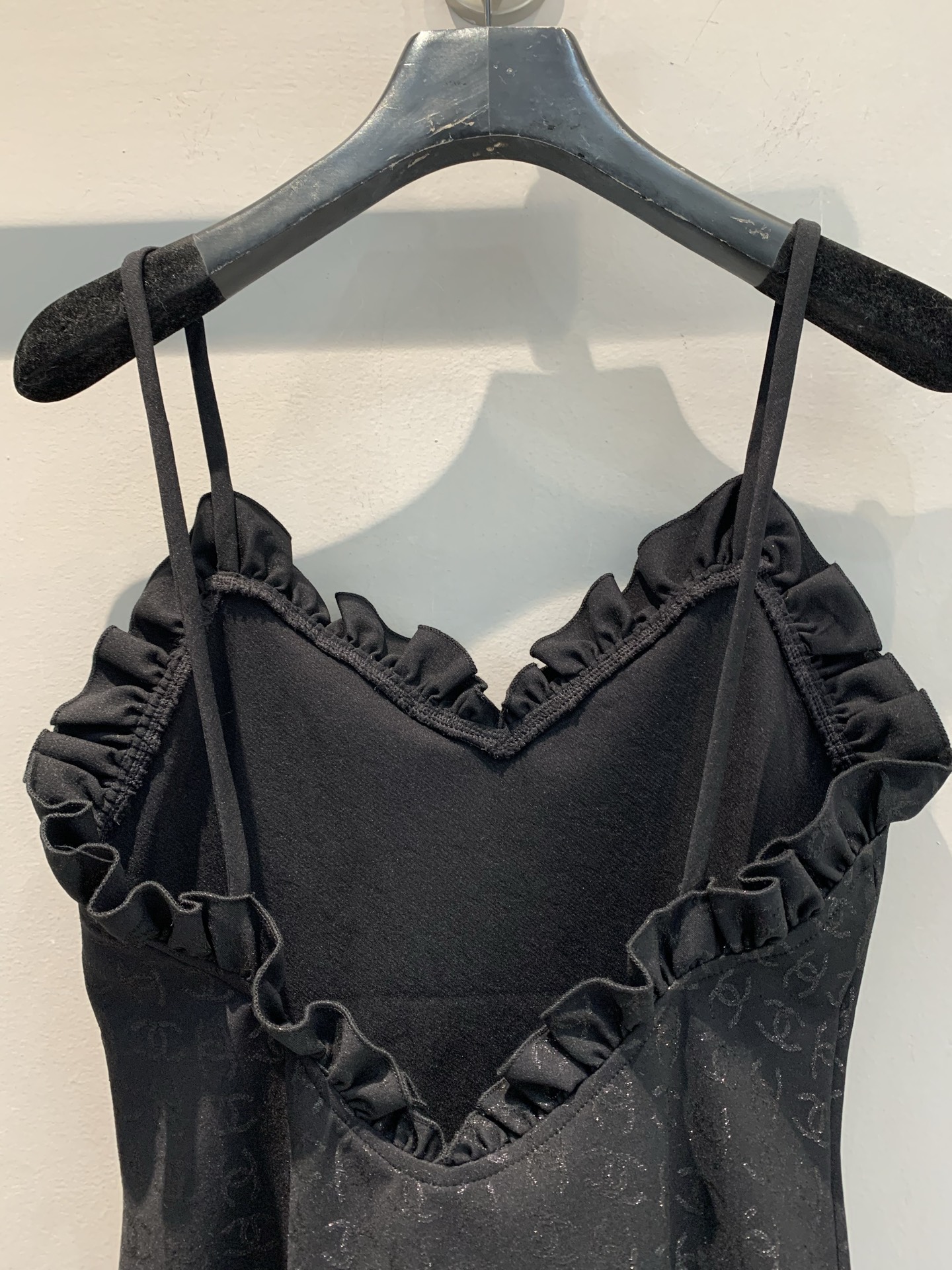 新款🔥出货啦📢！原版开发 C家春夏新款花边泳衣，原版定制暗纹双C提花面料，面料弹力十足，上身恰到好处的贴