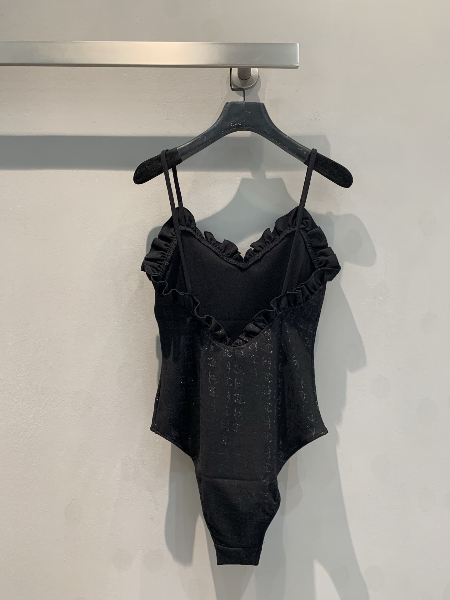 新款🔥出货啦📢！原版开发 C家春夏新款花边泳衣，原版定制暗纹双C提花面料，面料弹力十足，上身恰到好处的贴