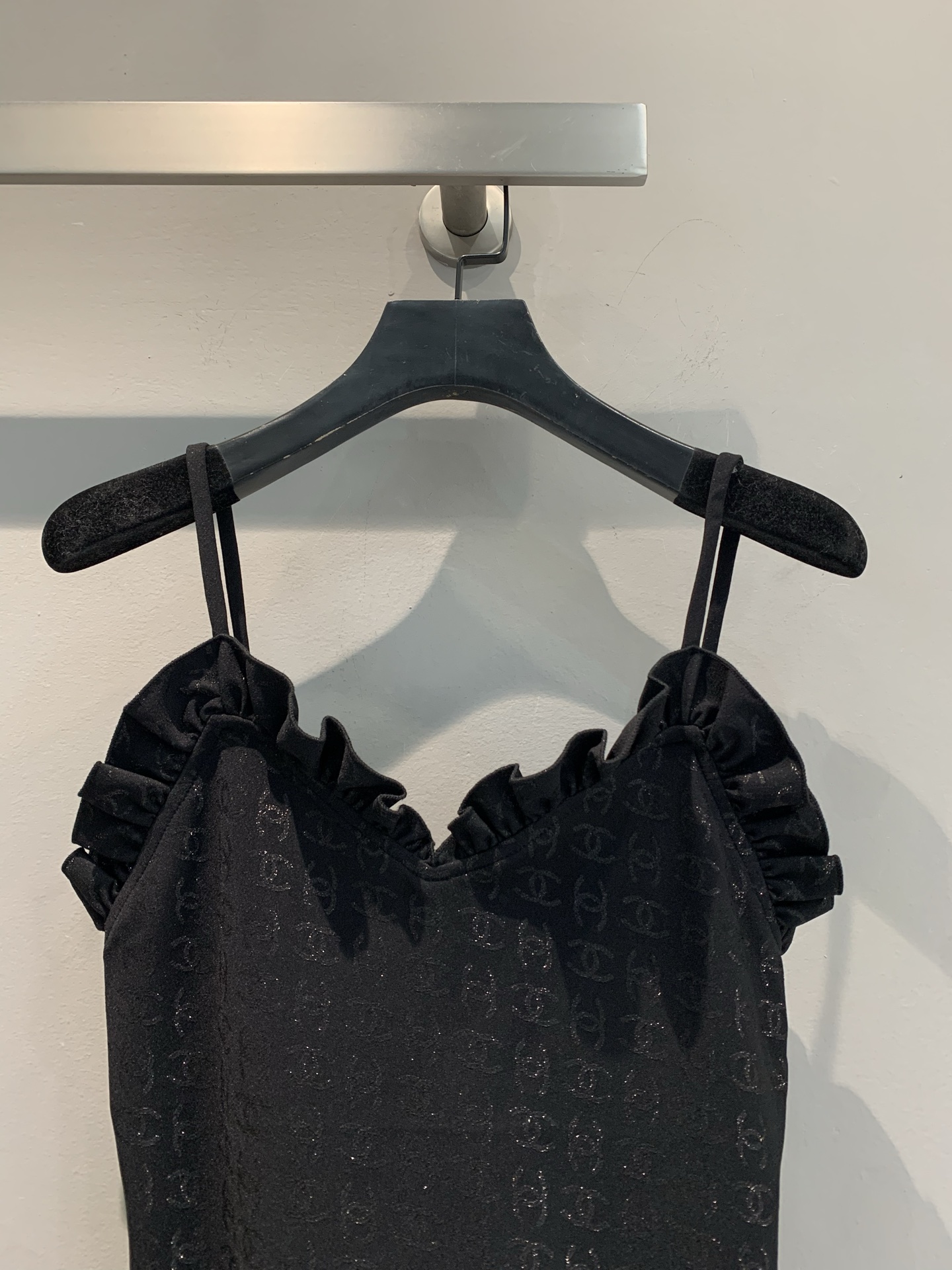 新款🔥出货啦📢！原版开发 C家春夏新款花边泳衣，原版定制暗纹双C提花面料，面料弹力十足，上身恰到好处的贴