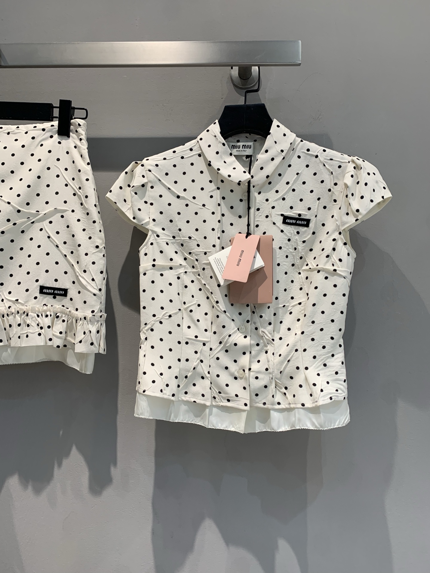 NO:322052,The top skirt style is shipped original development Miumi early spring new retro polka dot silk set uses imported mulberry silk fabric, silky and comfortable, drooping luster. Pleated craftsmanship, polka dot pattern retro fashion, unique tailoring to highlight the body curve. The details of the ruffled add sweetness. Easy to create a fashionable girlish look, and it is full of eye-catching when going out. Number of 36 38 40,,miumiu, skirts, real silk, alexander wang19860909上衣半裙款出货原版开发 Miumi早春新款复古波点真丝套装 采用进口桑蚕丝面料,丝滑舒适,垂感光泽.压褶工艺 波点图案复古时尚 裙摆独特剪裁凸显身材曲线.荷叶边细节增添甜美感 .轻松打造少女时尚造型,出街吸睛度满满.码数36 38 40,,miumiu,skirts,real silk,alexander wang,Women's clothing